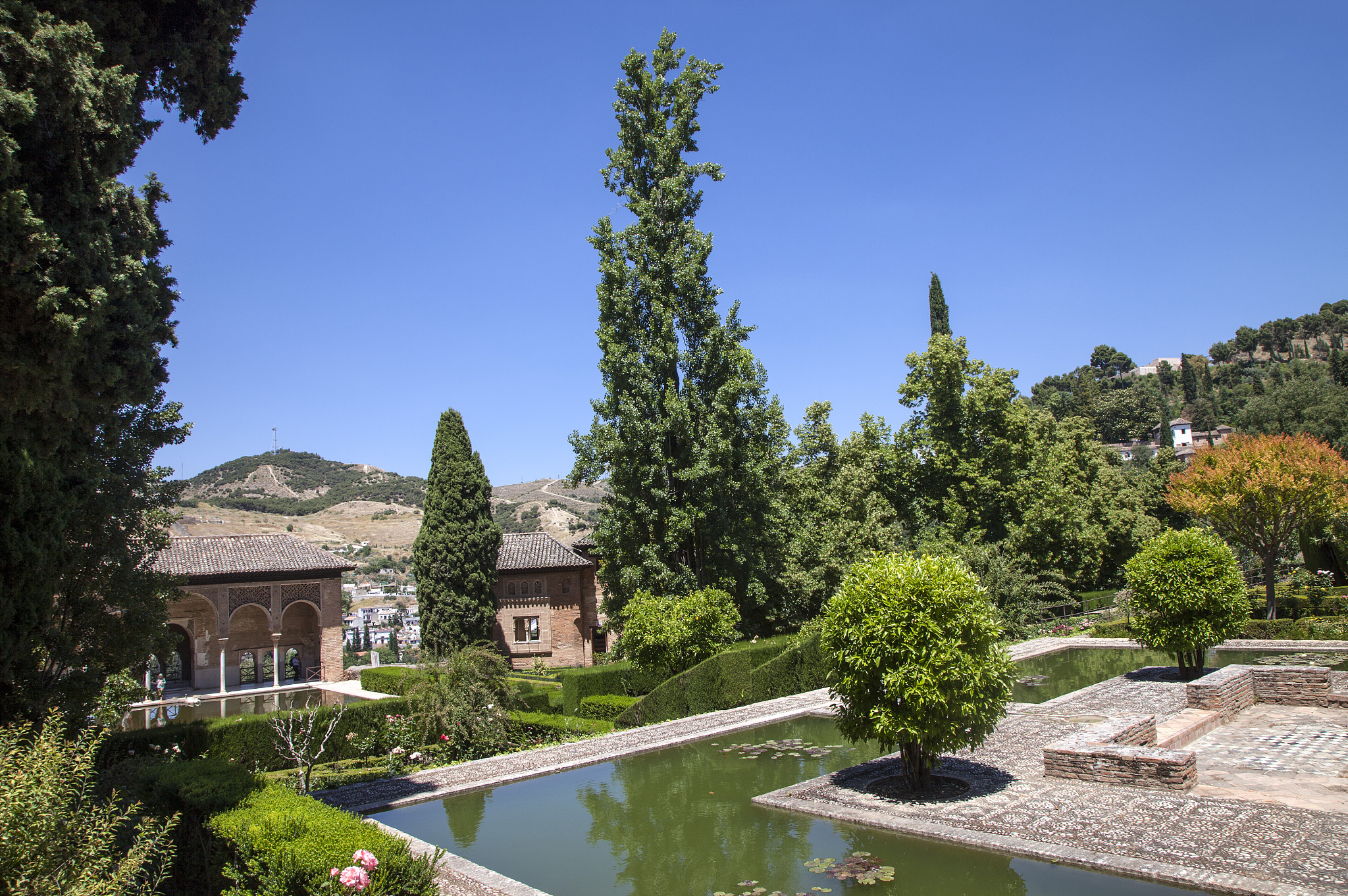 你是一个建筑专业的编辑请把这些内容翻译成中文：Spanish Landscape DesignSpanish Revival ArchitectureSpanish Revival Interior DesignSphinxSplendour Interior DesignStalinist ArchitectureStorybook ArchitectureSustainable Archite