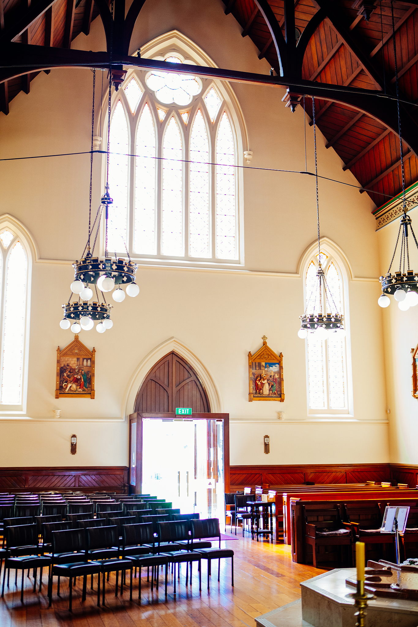 有关殡葬店铺的描写