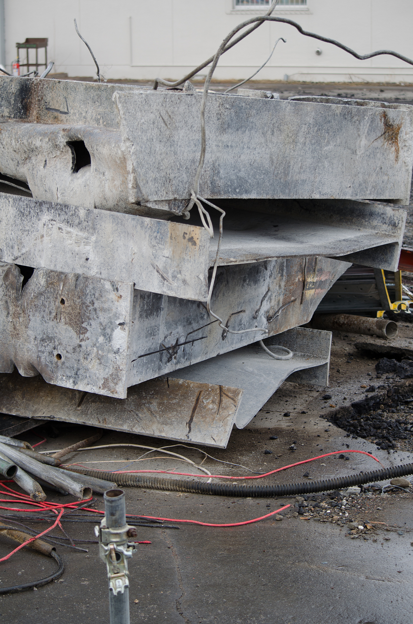 你现在是一名博导这是一篇硕士论文的部分内容请严格按照硕士毕业论文的要求在格式、内容等方面进行润色： 钢材作为重要的基础材料在日常生活中的应用十分广泛涉及建筑、汽车、航空航天等众多领域同时还是国家经济水平和综合国力的重要标志。我国钢铁产量从1996年起已经连续26年保持世界第一但据2023年初统计由于新冠疫情等因素的影响2022年全国生铁、粗钢及钢材产量同上年同期相比分别下降0