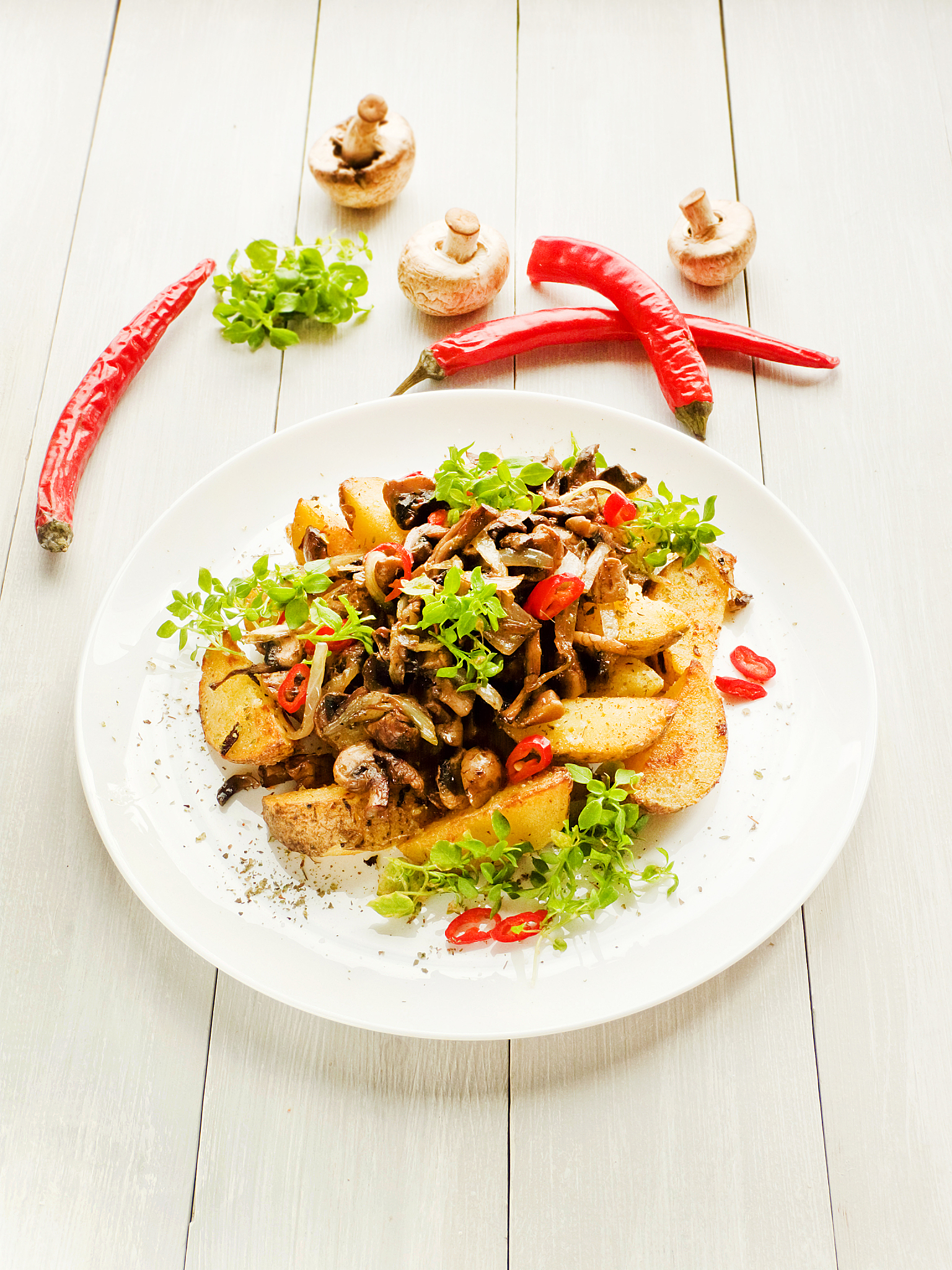 请根据以下模板写一份相似的文案使其更有画面感亲和力更加诱惑力文字数量大致相同：天气太热很容易没胃口那就跟我来做一盘超级酸辣开胃的手撕柠檬鸡腿吧做法还超级的简单。鸡腿煮熟后撕成条状放入屏幕上的配料好吃是关键就是这袋泰式酸辣汁天热用它拌个肉菜素菜都很好吃抓匀冷藏一会更入味好吃每次下班懒得炒菜时我就做这个超好吃