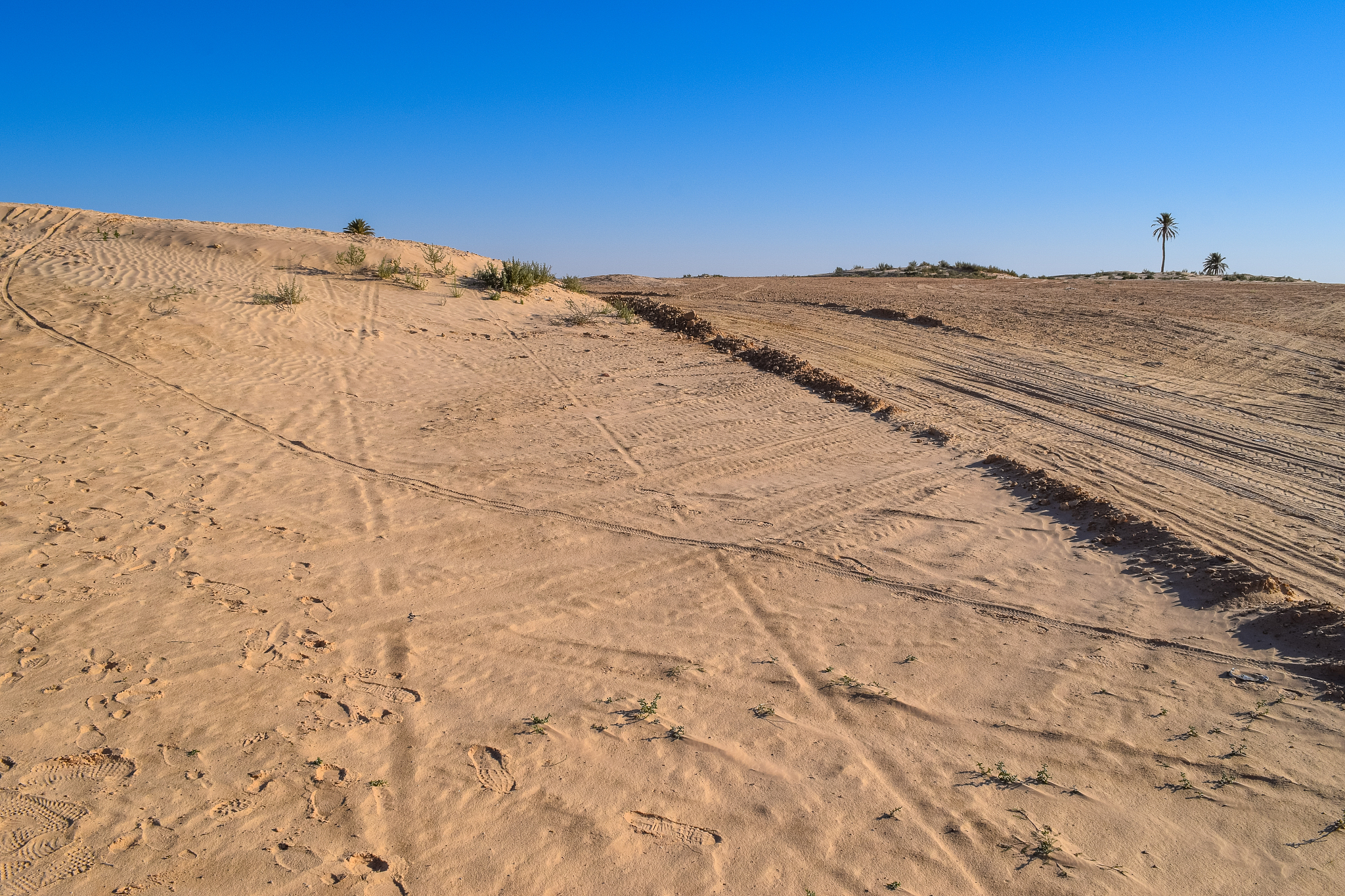 road across sahara desert