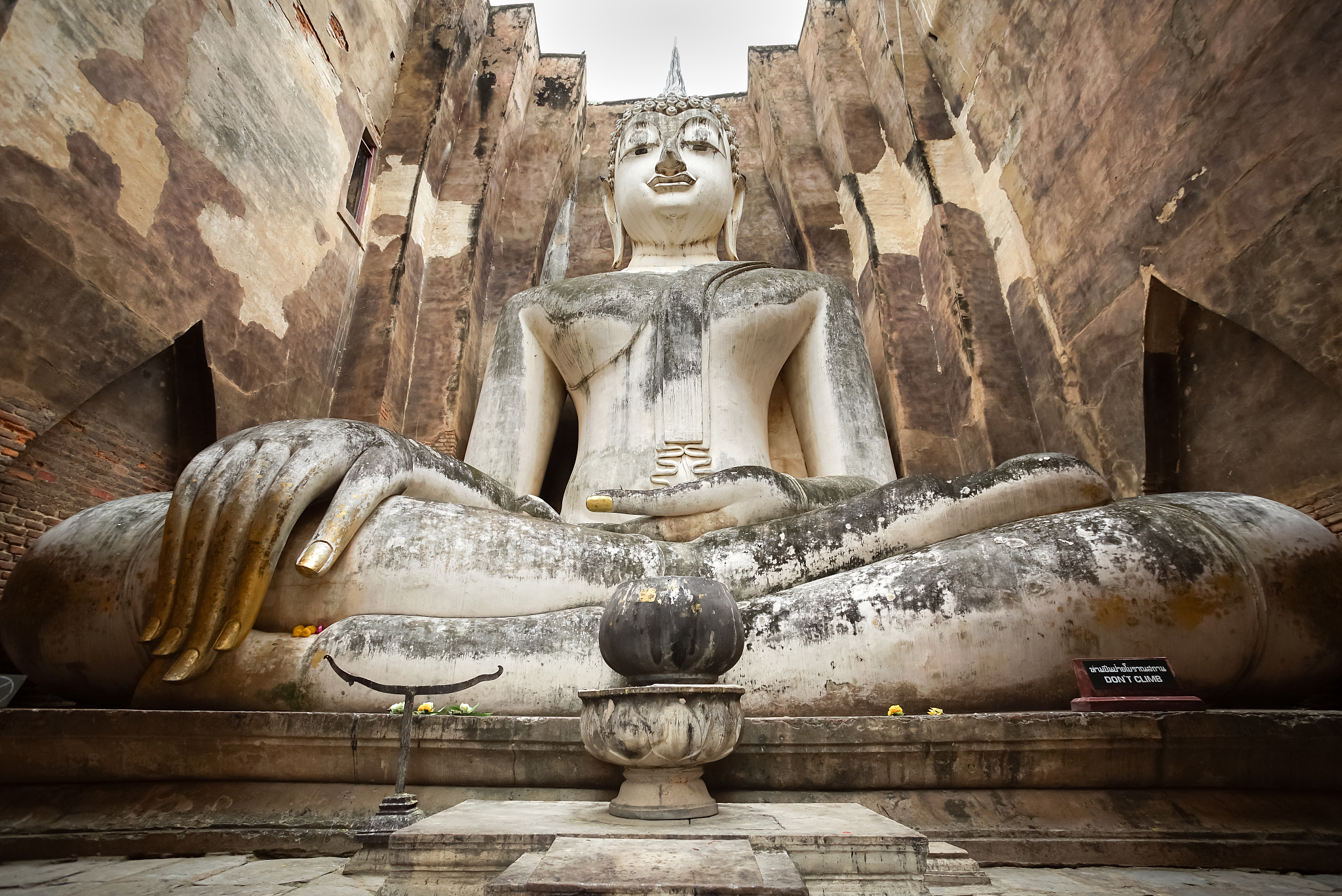 the big buddha phra achana in wat si chum