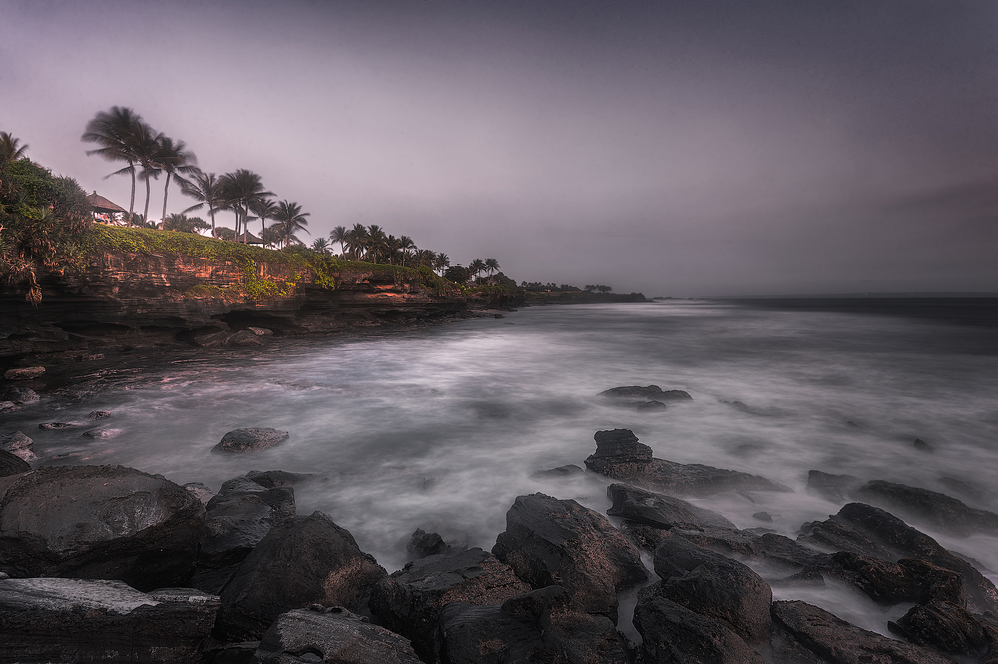 我会向你描述我心目中场景的样子然后希望你可以帮我总结一写关键词然后翻译成英语用逗号隔开场景内容是：海边城堡黑色沙滩