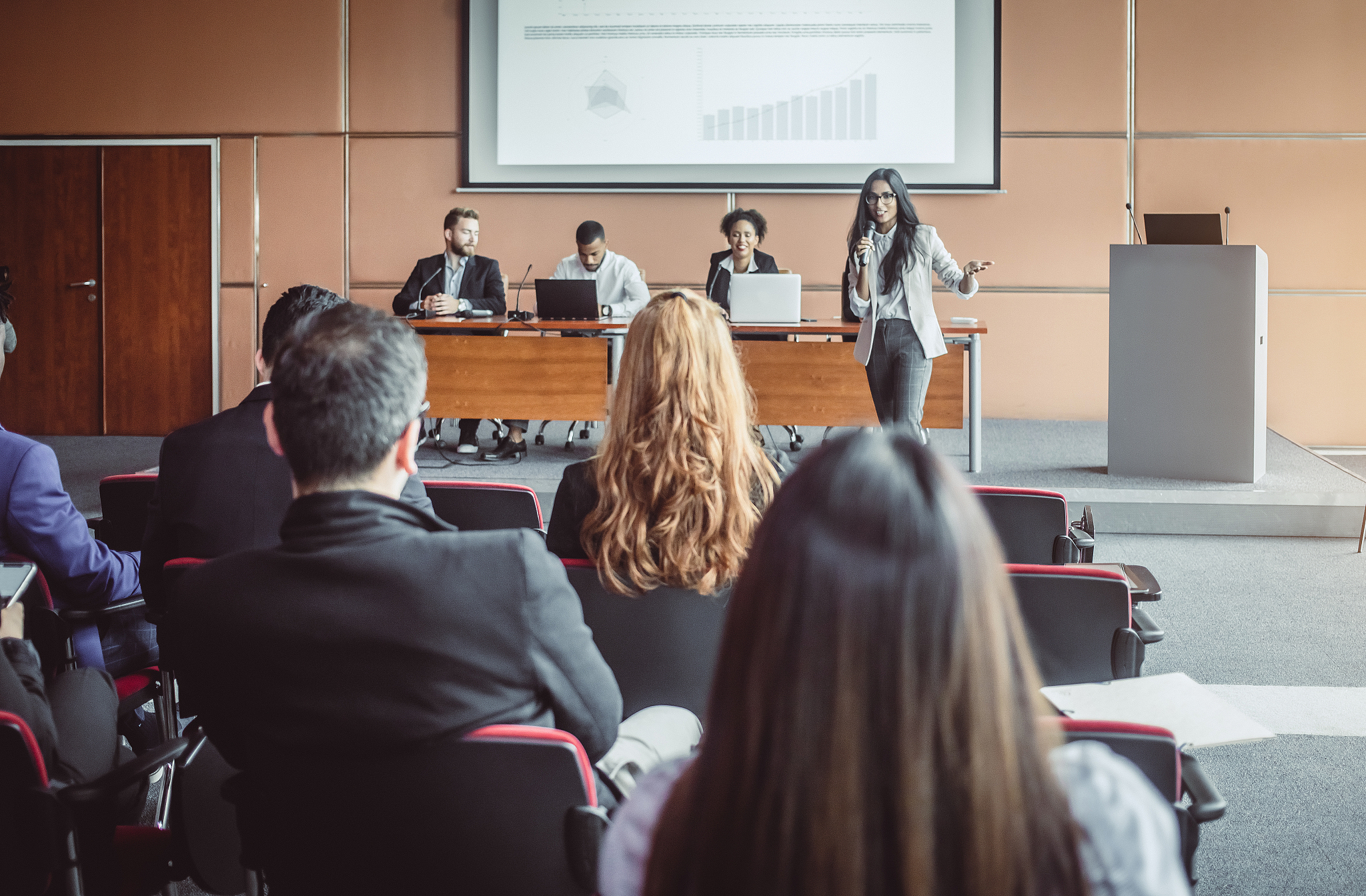 请写一个关于高校人力资源部为所有教职员工做的培训方案内容需要包括培训原则、培训目的、培训内容面向新进教职员工和在职教职员工分别阐述请详细、培训方案以人力资源部为主导的固定培训、以各个部门实际需求的培训申请、以各个二级学院为主导的培训申请请详细一点、培训时间每年固定项目培训、不定期培训、培训预算固定培训预算标准、每个部门或者二级学院申请额度标准等请详细一点约5000字