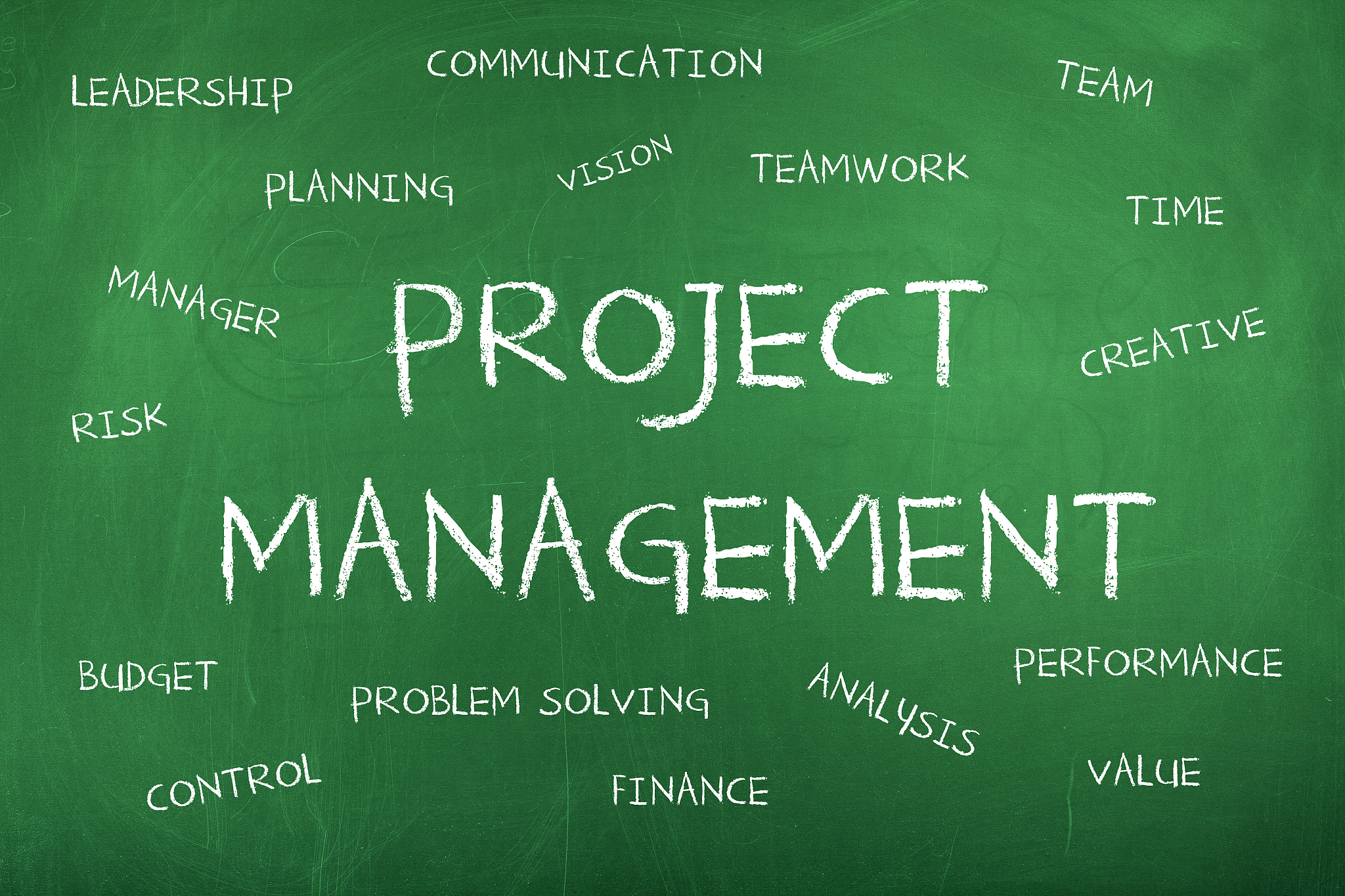 阐述：项目范围、进度、成本基准、干系人利益诉求与风险控制过程的关系是什么？请结合你的实际工作、生活经验进行解释220字