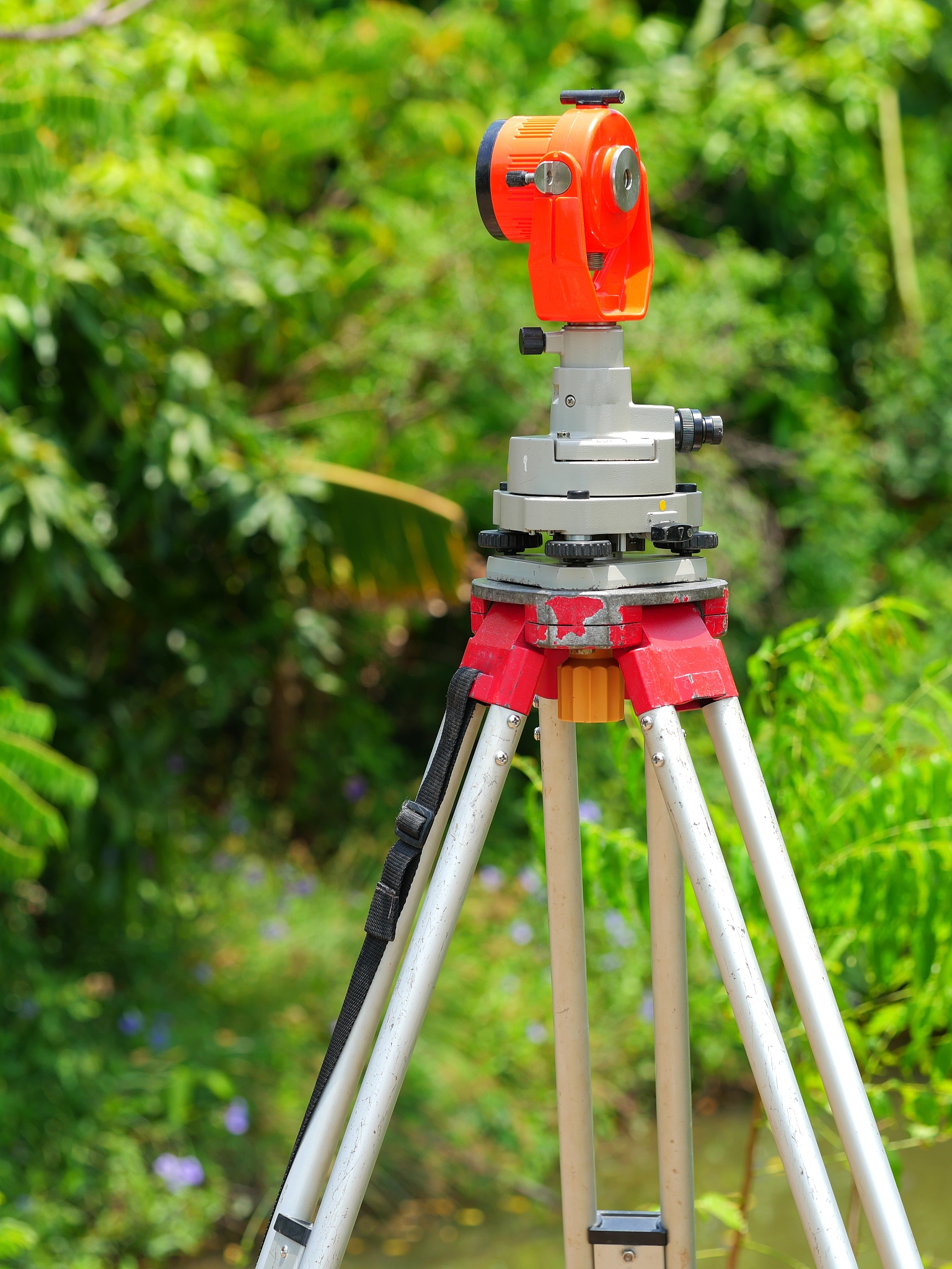 路灯角度测量实习报告：经纬仪应用与实践