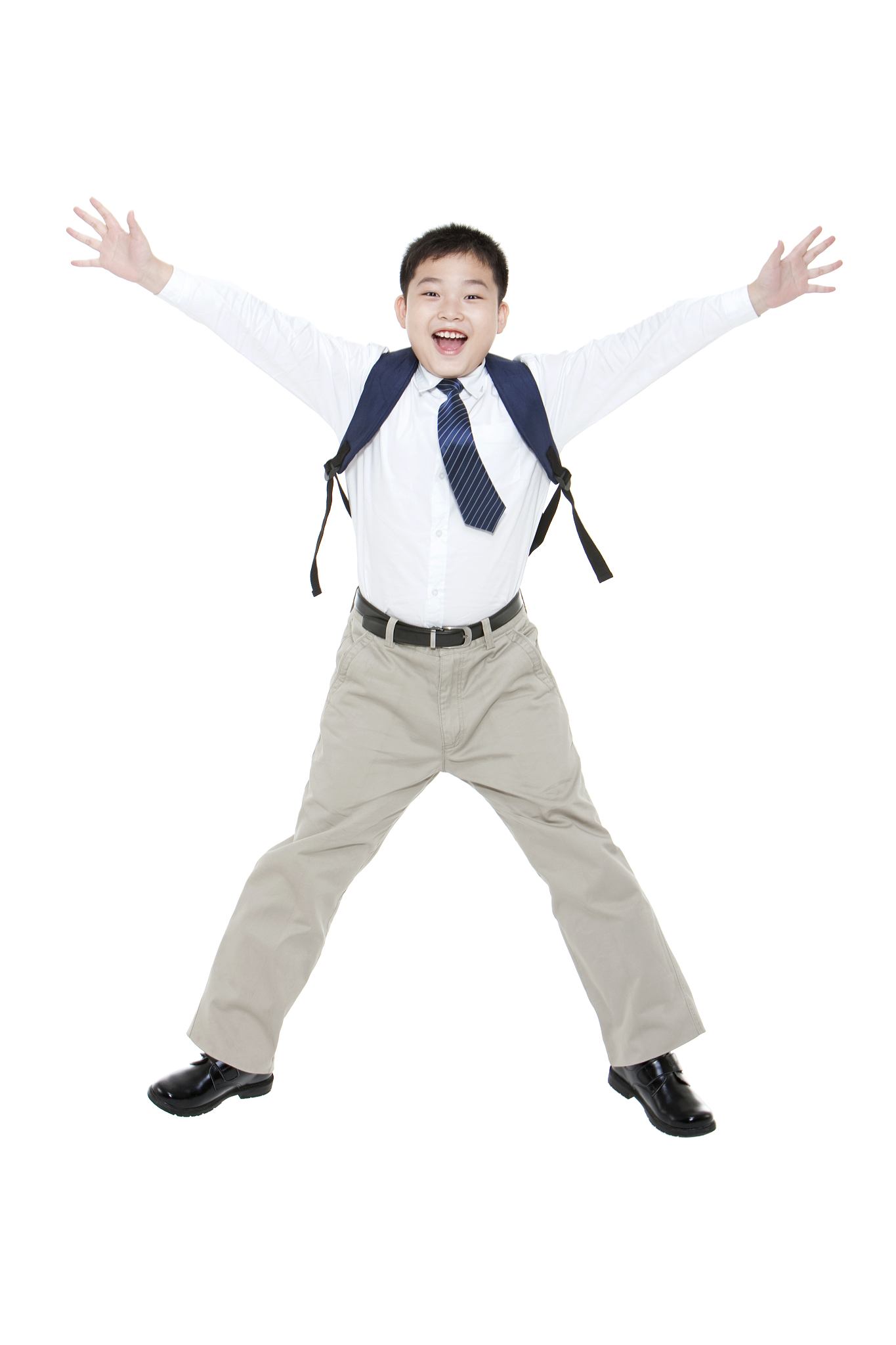 小学男生兴奋地跳跃
