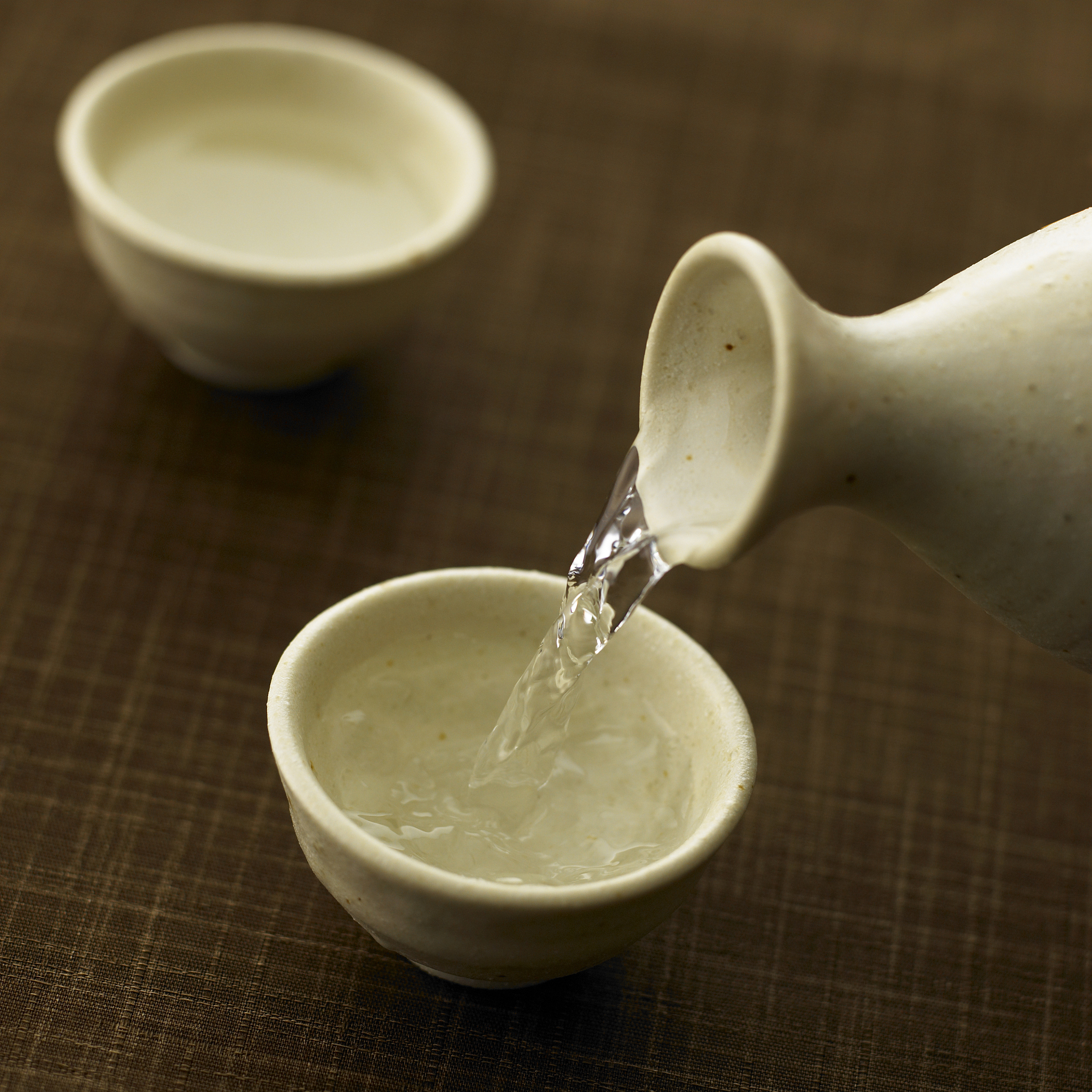 浓香型白酒：独特香气，醇厚口感，营养丰富，适合各种餐饮