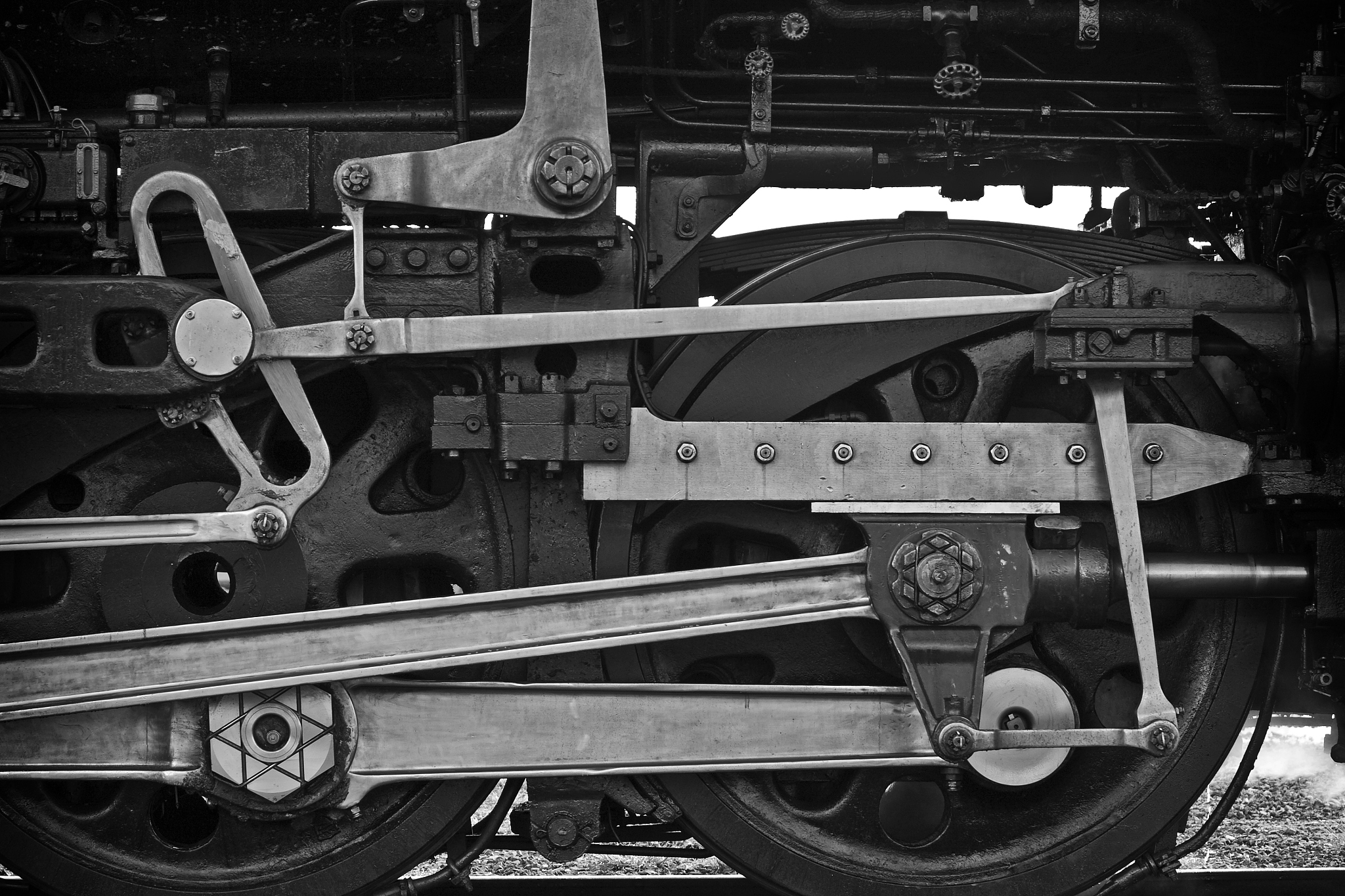 如何使用三角楔和木框架固定车辆