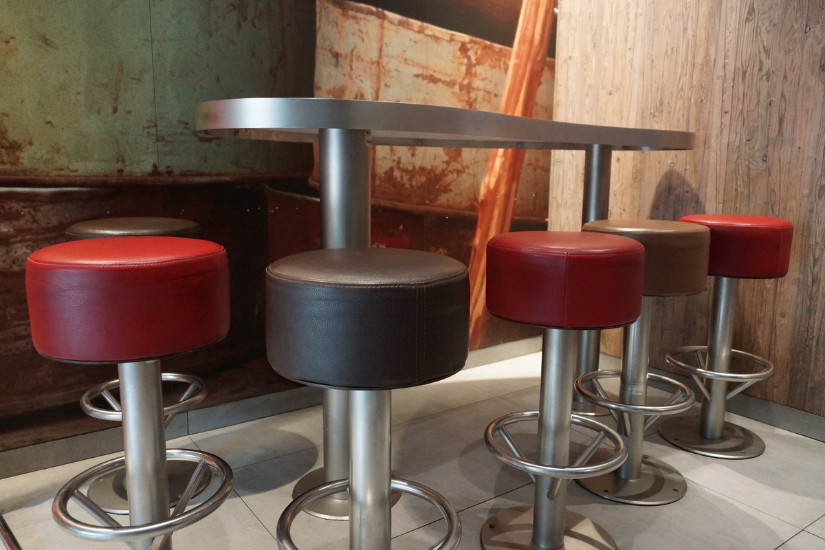 如何改造水吧里座椅质感来提高客户满意度