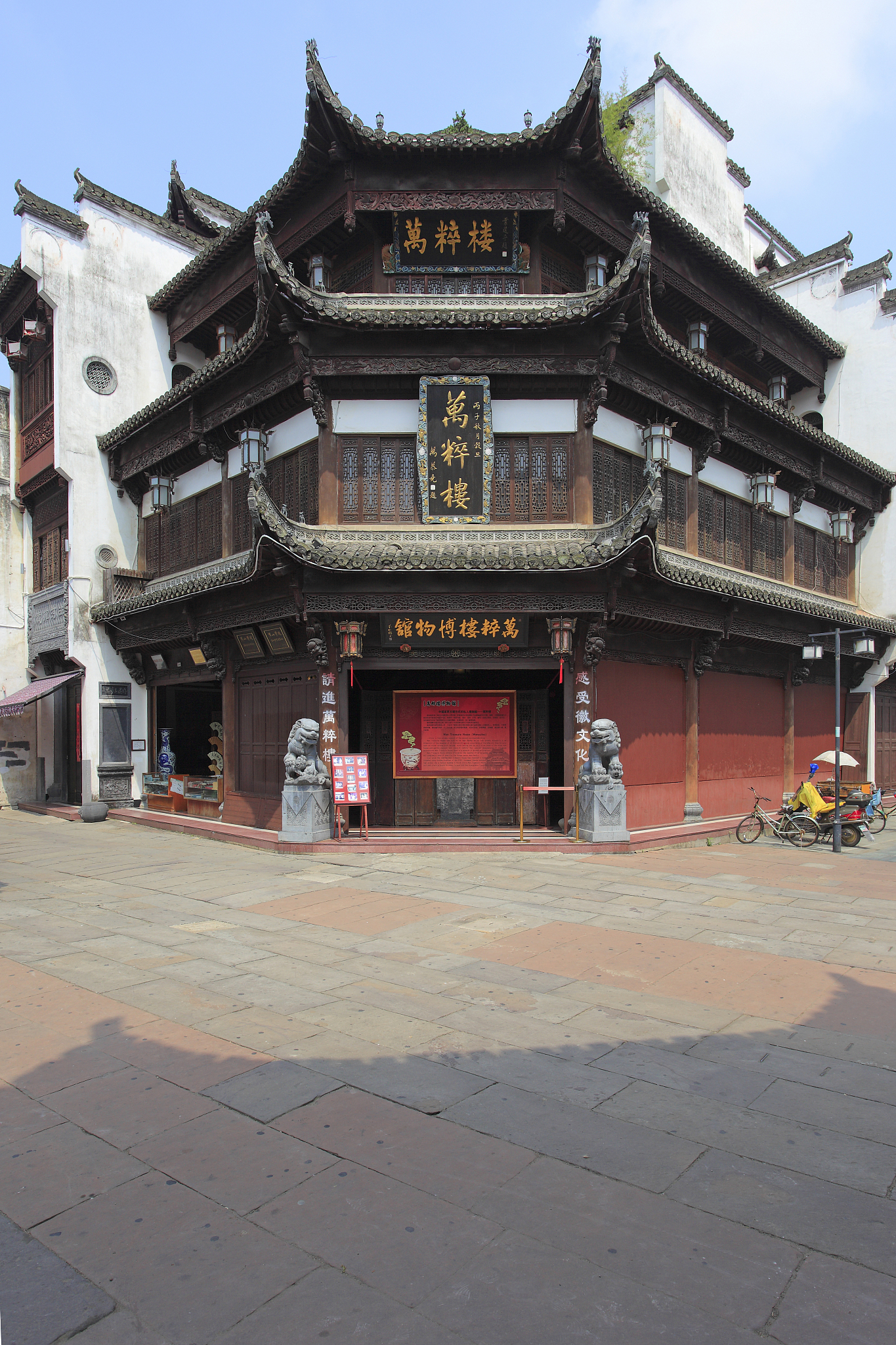 皖西地区位于安徽省皖西旅游 交通便利皖西地区的交通和交通网络已经得到了很好的发展便利了游客的出行以下是一些常用的交通方式：1 长途汽车：皖西地区有许多省际公路和高速公路长途汽车可以直接到达各个景点和城市。2 铁路：合福铁路和皖南高铁经过皖西地区的部分地方游客可以通过火车到达目的地。3 航空：德阳机场、黄山机场、池州机场等皖西地区的机场均有航班直接到达国内外各大城市。4 自驾游：皖西地区的道路条件优