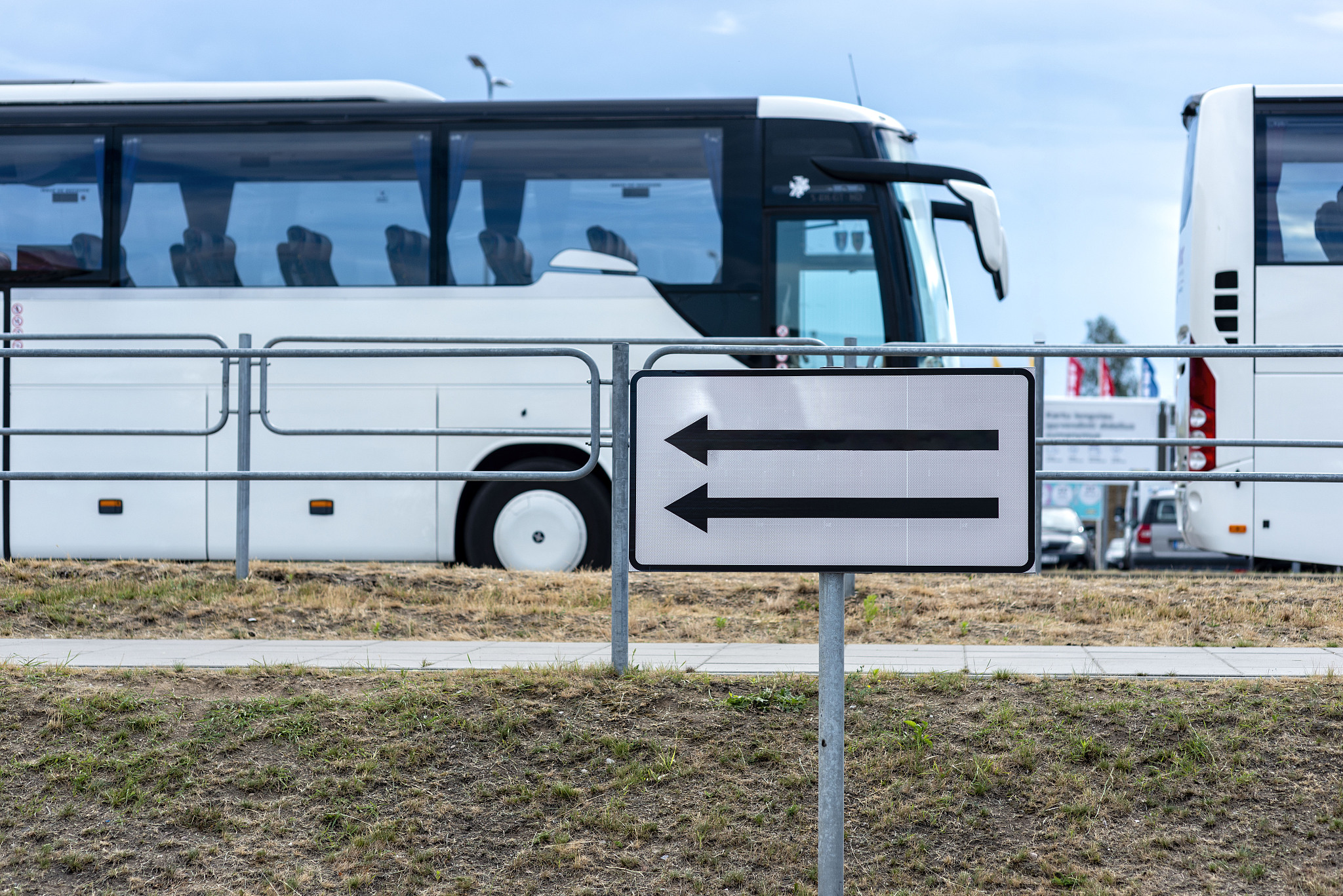 我之前告诉过你在中国我们的产品属于非道路观光车它的要求和我们的汽车是有区别的比方说速度最高限定为30KMH是为了游览乘客的安全。关于发动机保养这个普通汽车是一样的。 把中文翻译成英文