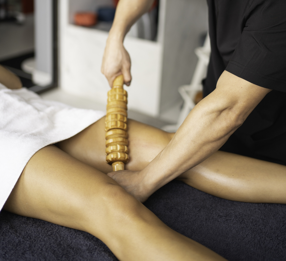 一个按摩腿部的视频视频中有三个按摩腿部的动作给我一个新引人的标题