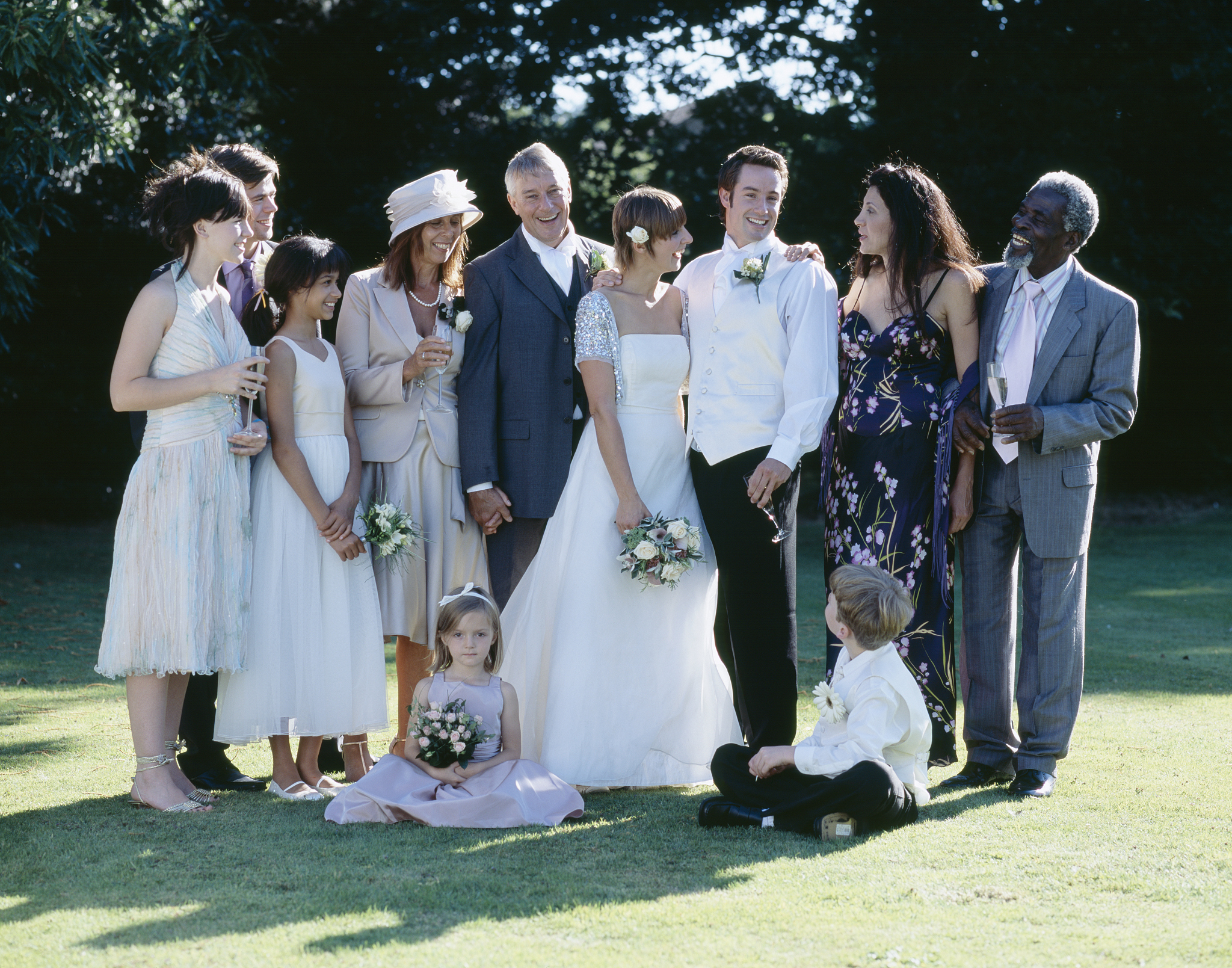 She encountered the first in 1989 as a worldly first-time society bride at the age of 40 Wang couldnt find a suitably fetching wedding gown worth a darn 是什么句句子结构是什么