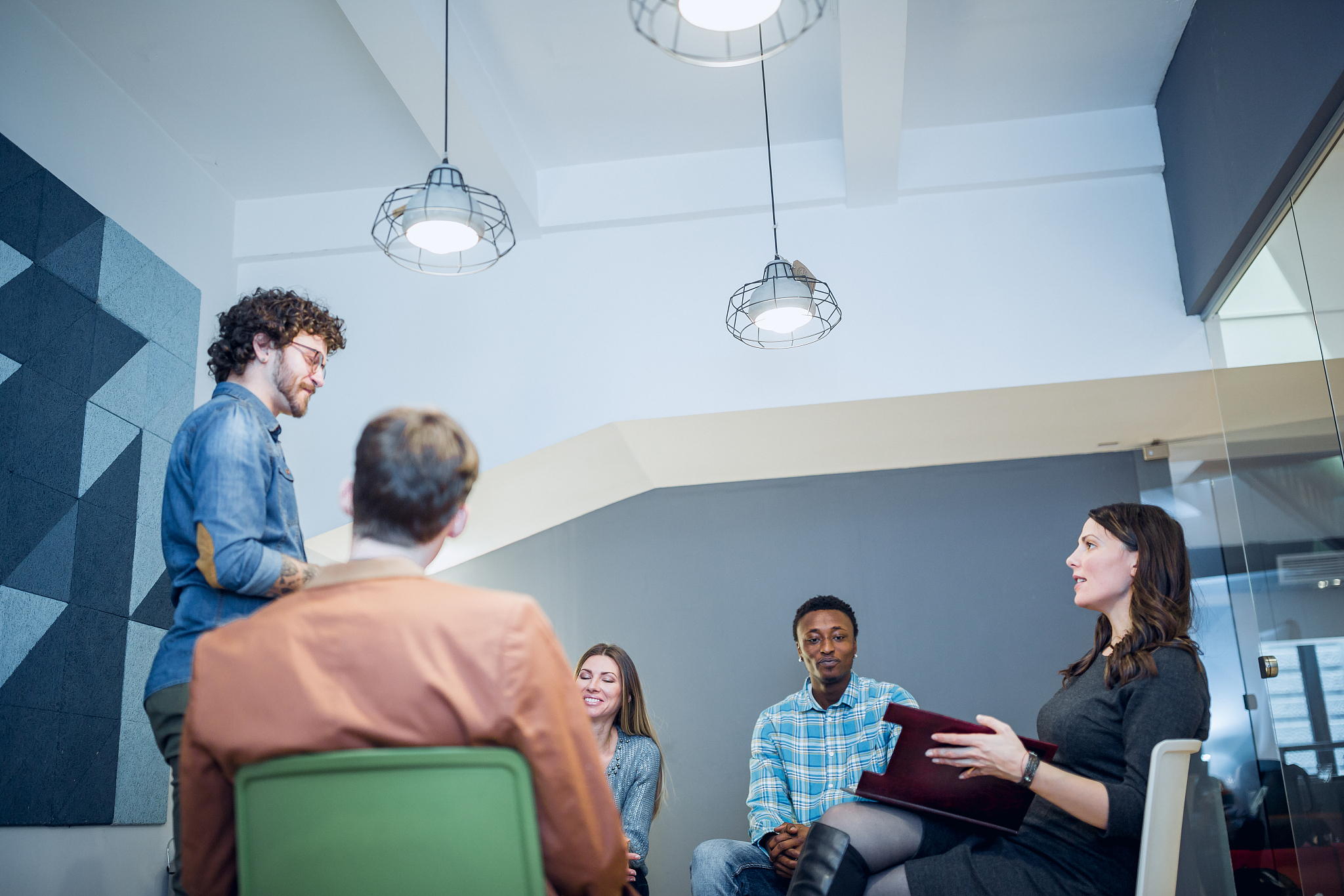 年轻的时候特别爱喝酒每次醉了都会办些很丢人的事虽然现在戒酒很久了但是每次想起来那些丢人的事我就无地自容回老家都发怵也不知道别人心理是怎么看我的。