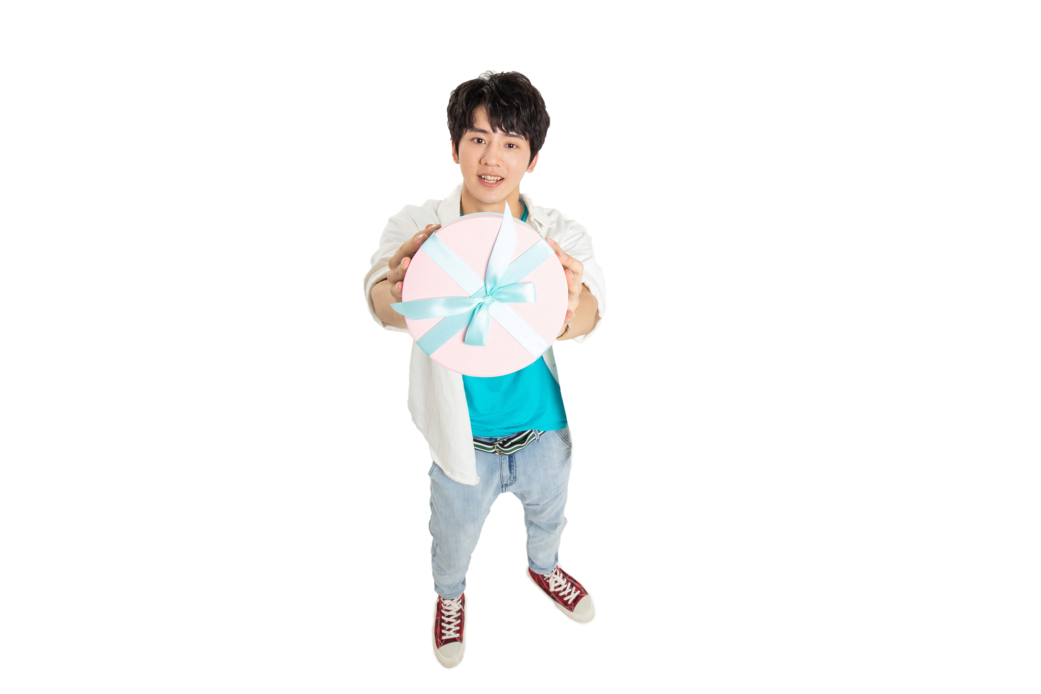 仰着头的年轻男生