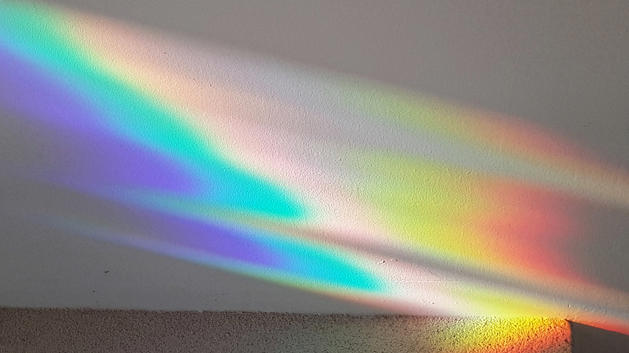 请教大家一个问题：光照在透明的彩色物体上会出现彩色的影子还是彩色的光？