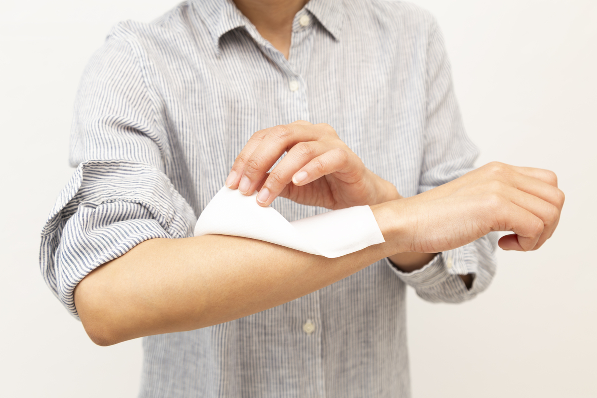 伤口上的液体可以用纸巾擦干吗？