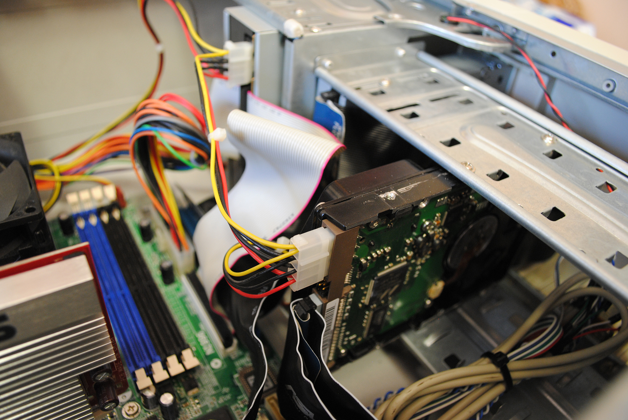 电脑主机的连线是买主板送的吗 电脑主机的连线是买主板送的吗