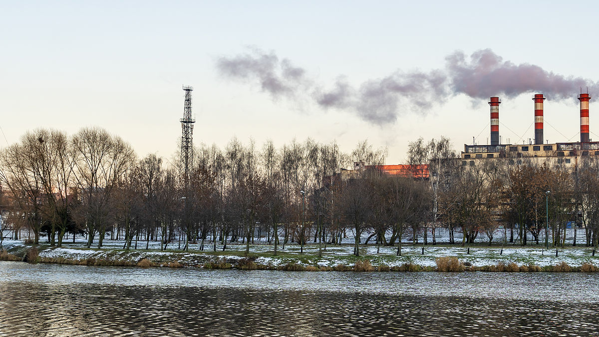 分析影响建筑工程施工质量的环境因素。