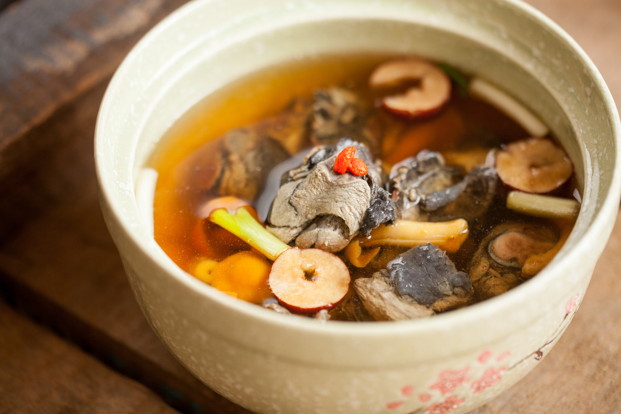 乌鸡炖甲鱼：营养美味，功效多多！