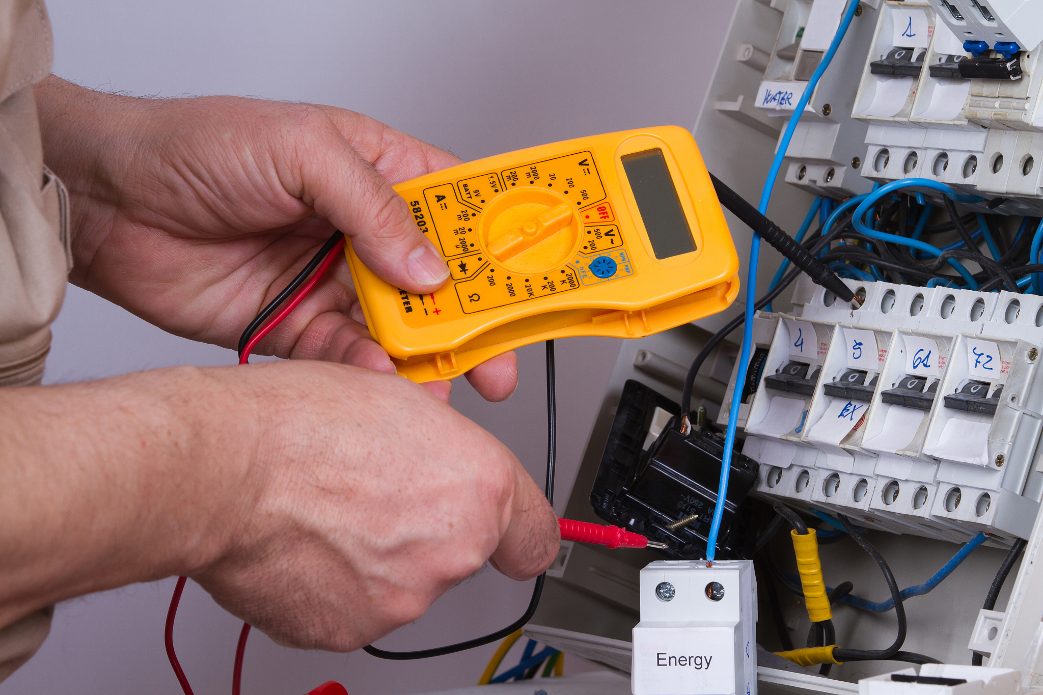 万用表测量家里空气开关上方电压是330伏我测了整栋楼都是330伏有照片万用表是好的家里老跳闸