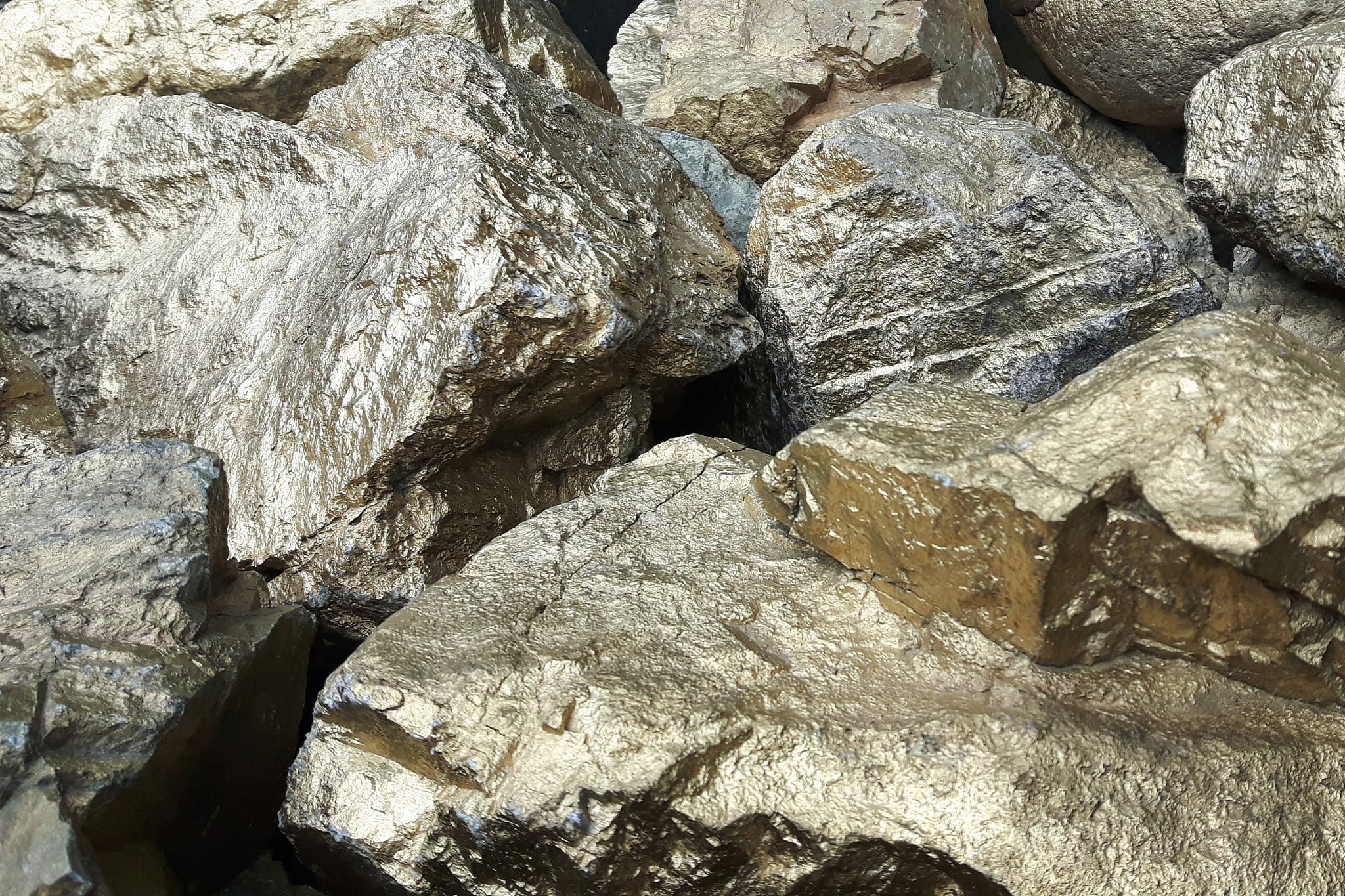 翻译：the reducibility of Hainan lump ore to balance basicity is relatively low but it is slightly higher than that of two pellets