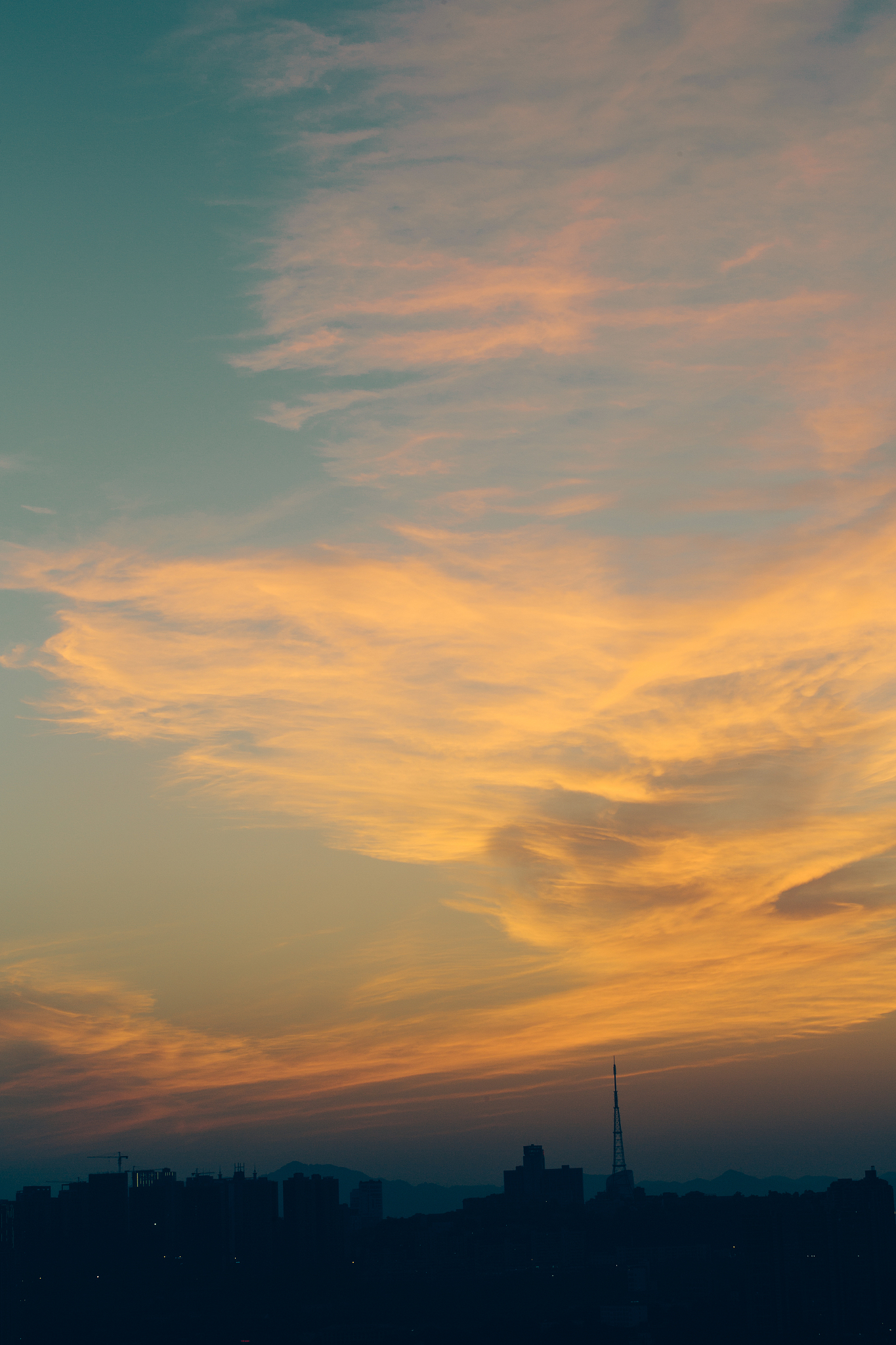 黄昏无人的城市摄影：夕阳下的静谧与魅力