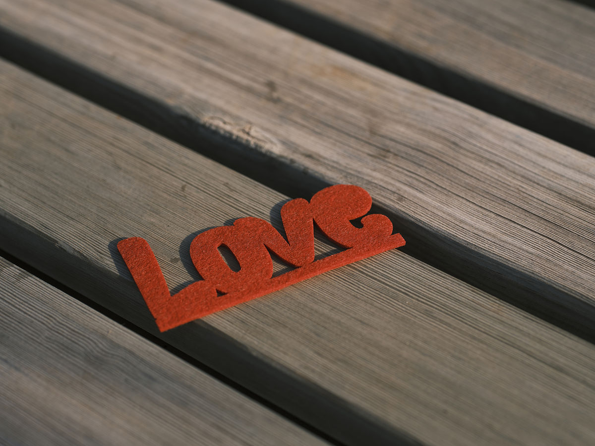 如果用一个词来形容你们的爱情您会用什么词呢？为什么？