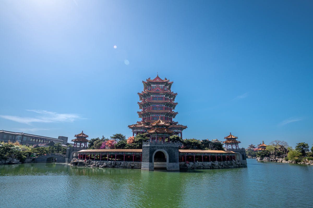 中国蓬莱三仙山景区六层庙宇与湖泊