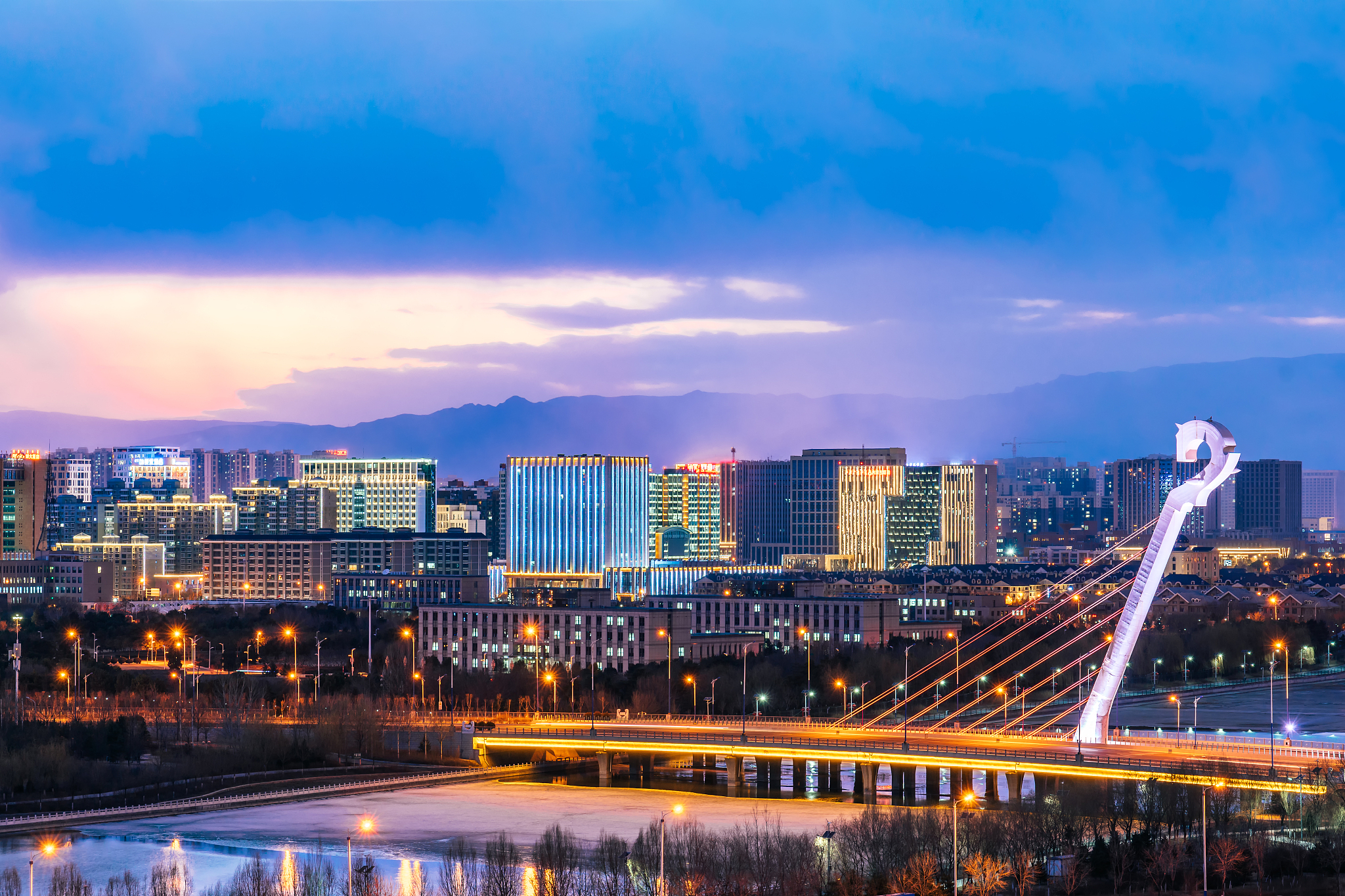 中国内蒙古呼和浩特城市马头琴桥风光夜景