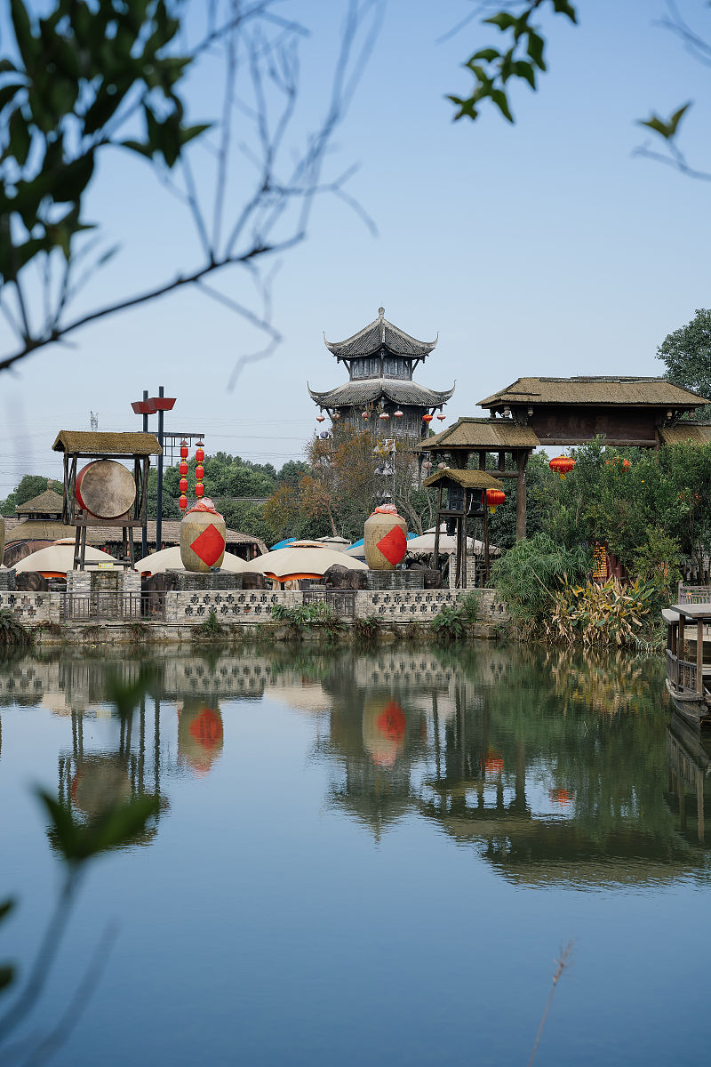 使用HTML5编写一个南阳浙川一日游旅游攻略的网页要求页面简洁页面背景颜色要求为青色页面上半部分中要包含一个大的图片下半部分是景点介绍