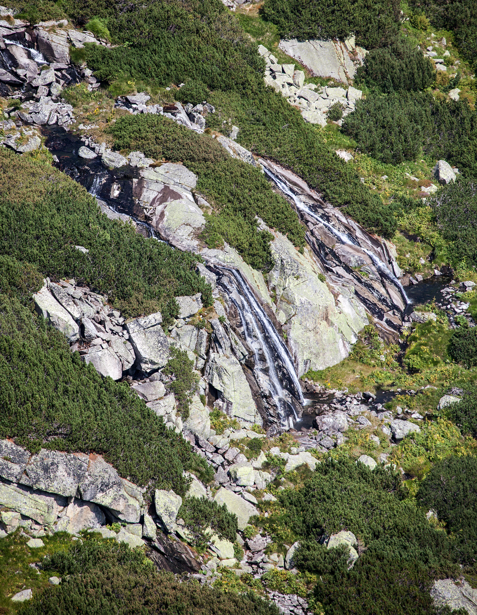 殿元山顶积雪融化，孕育幽静山谷，感受大自然的力量