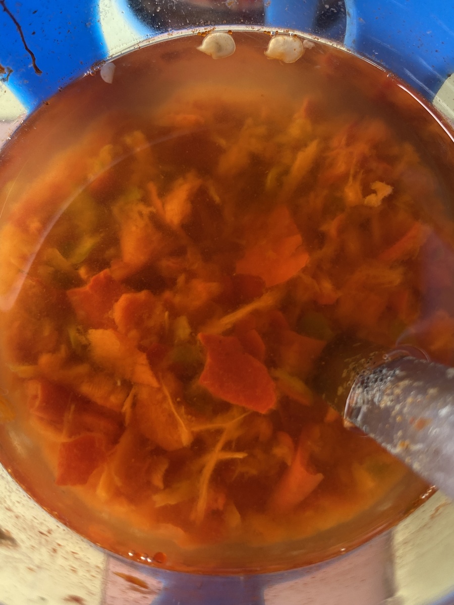 请根据下面的模板写一份意思相似的文案描述更有画面感和诱惑力文字数量大致相同天热吃饭没胃口你就做一碗这个黑椒酸辣汤酸辣开胃特别好喝首先把嫩豆腐火腿肠胡萝卜木耳切成丝再准备一点金针菇香菜切成段备用水烧开倒入所有配菜再次烧开后倒入一包黑椒酸辣汤料其他什么都不用放然后淋入两个鸡蛋液撒上一把香菜就可以出锅了酸辣开胃越喝越想喝你也做给家人尝尝吧