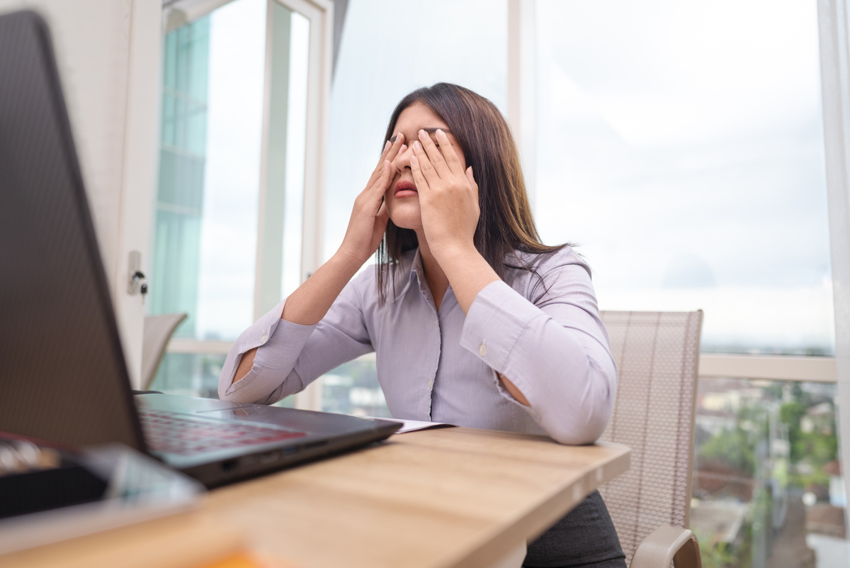 我不开心我好困可是我在上班不能睡觉但是我不可以离开岗位出去买咖啡