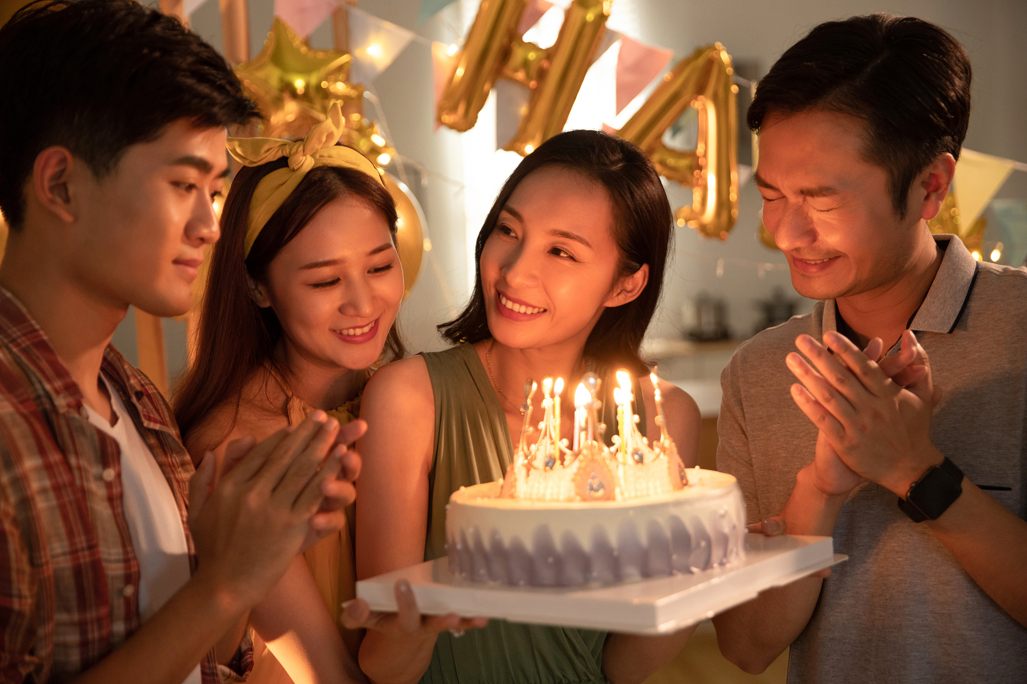 尴尬邂逅：朋友生日派对上的意外遭遇