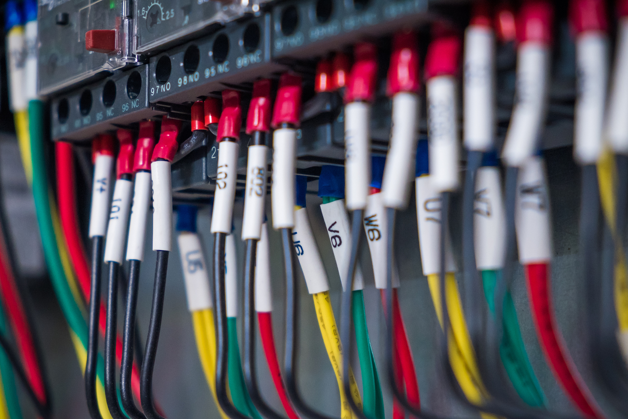 交流配电表需要哪些导线？类型、规格、选择指南