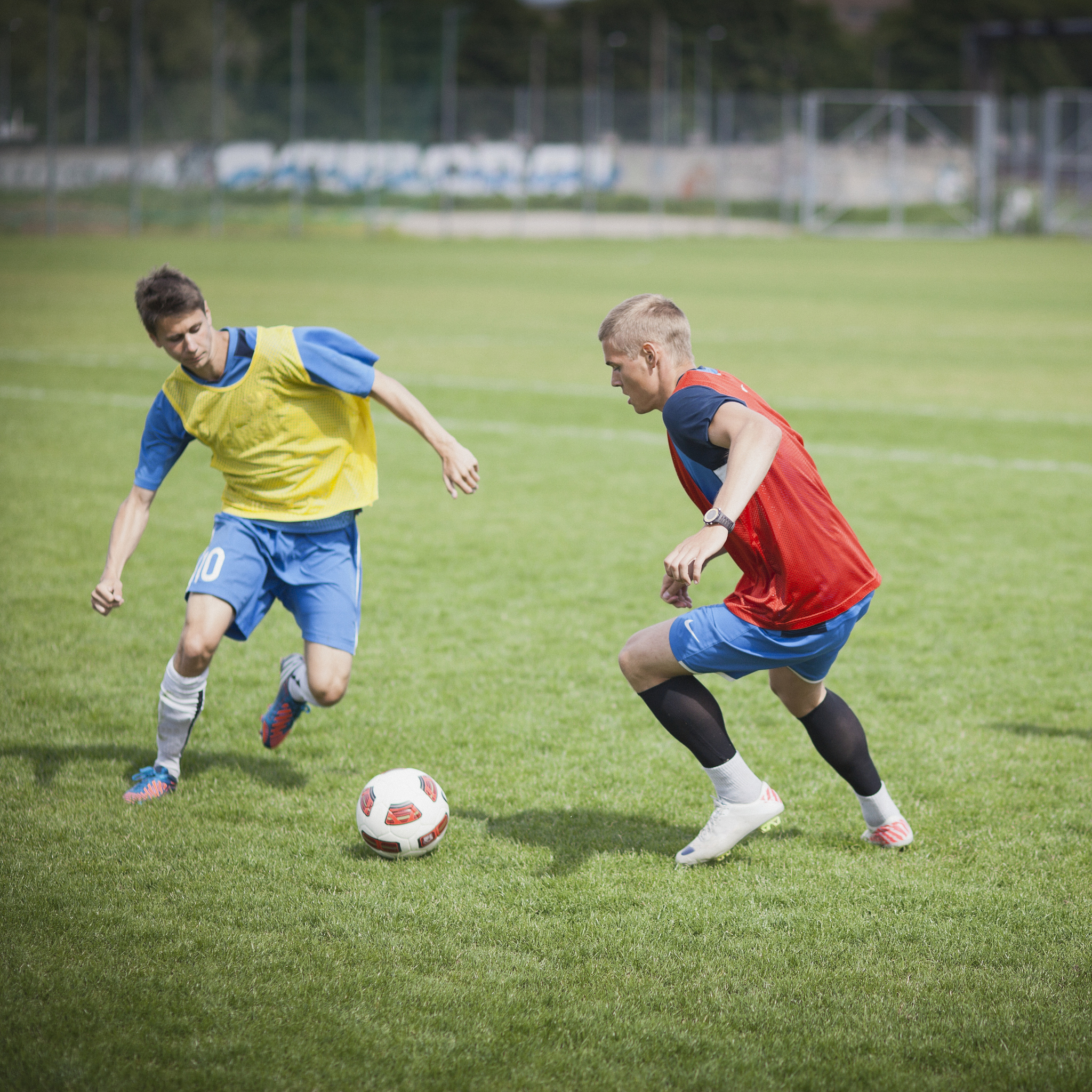 请为我制定一份为期五天的足球体能训练计划