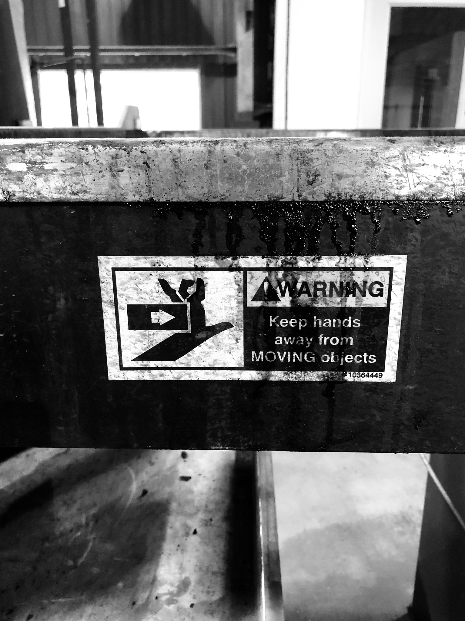 203仓库电梯曳引机漏油