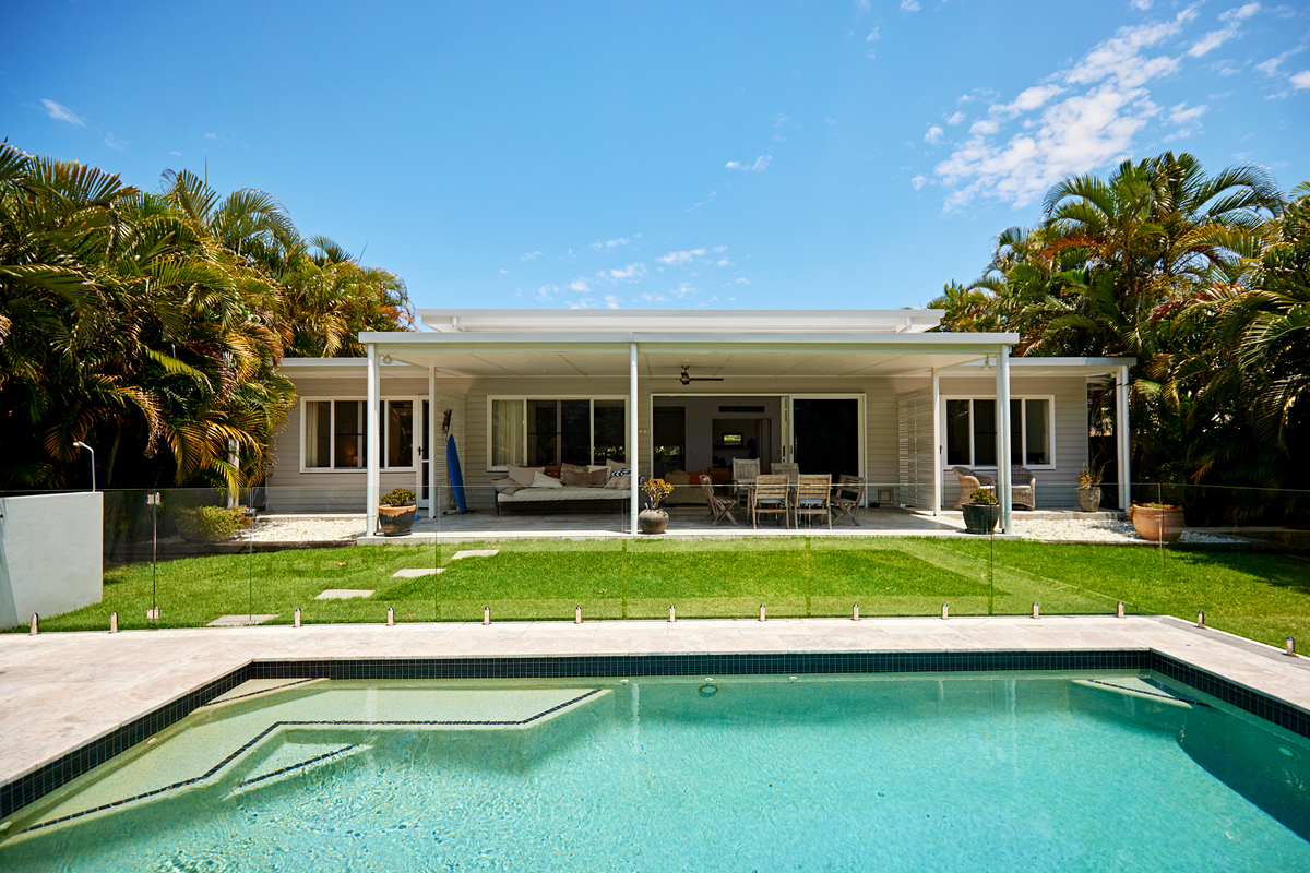 提炼重要的三个英文关键词别墅改善型住宅在郊区或风景区建造的供休养用的园林住宅。是用来享受生活的居所。普遍认识是除居住这个住宅的基本功能以外更主要体现生活品质及享用特点的高级住所现代词义中为独立的园林式居所都是独立成栋的。追溯其起源并没有一个明确的时间起始点。别墅在国外的出现已经有很长的历史西方意义上的别墅主要是师承国外工业革命后的开发理念。按其所处的地理位置和功能的不同又分为：山地别墅包括森林别墅