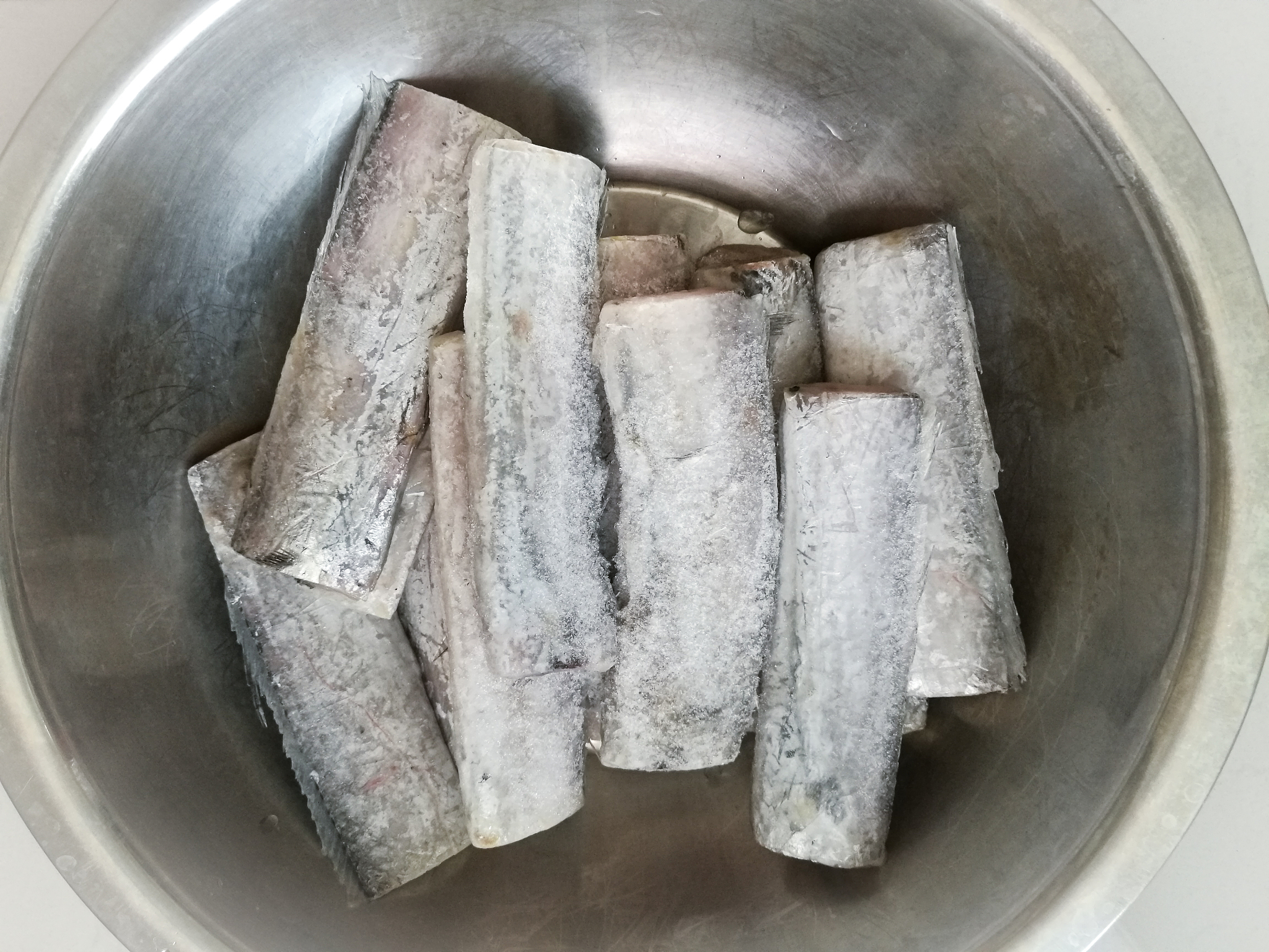 写一段200多字数的关于三文鱼主题的论文摘要