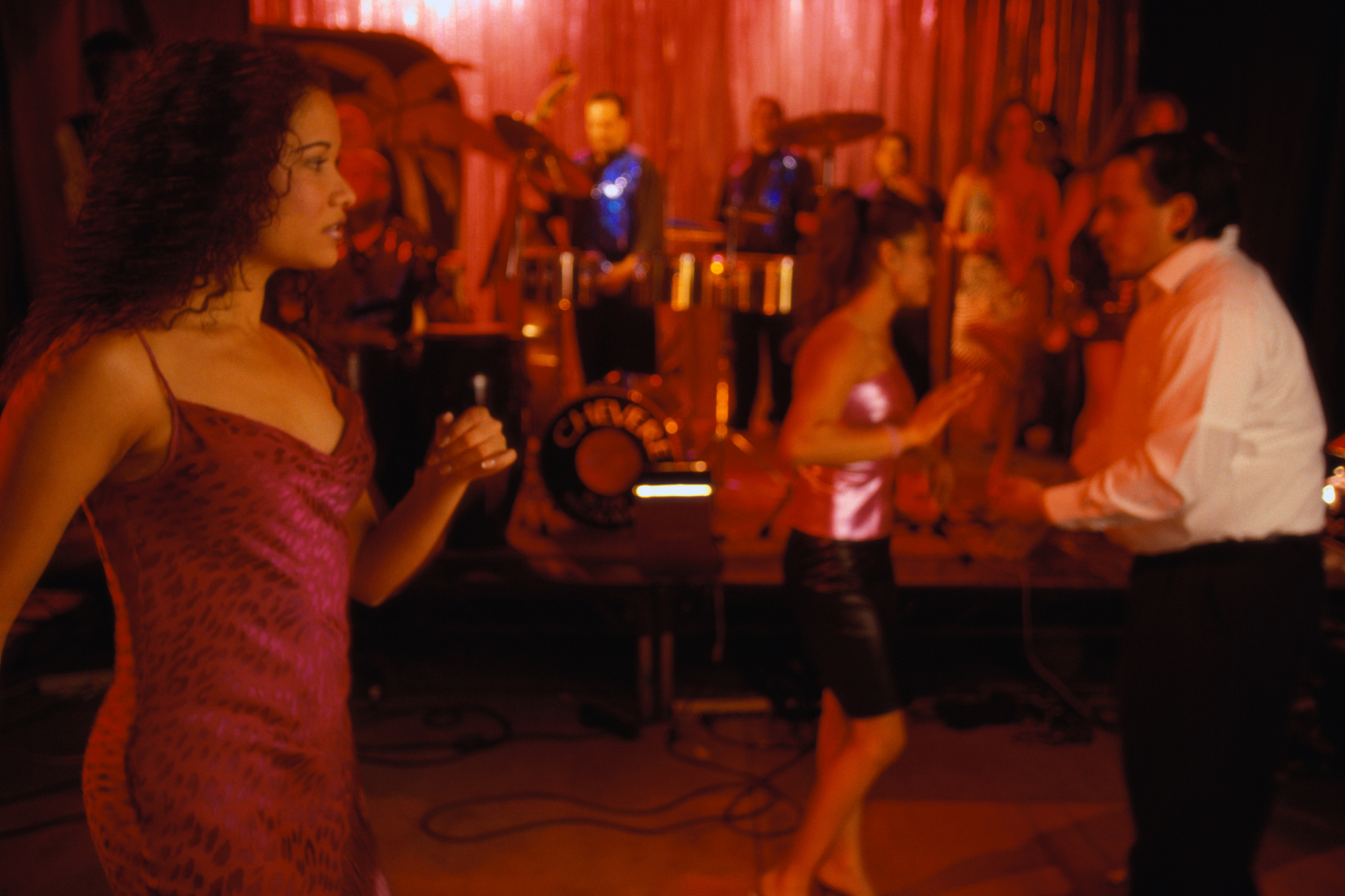 我是一个脱衣舞娘今晚要去夜总会上班7小时我会经历什么流程每项多少小时呢？要创新一点刺激一点迷幻一点的工作内容