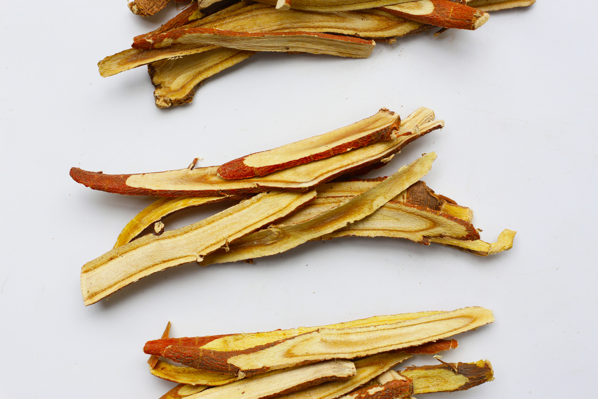 改写：取上述不同批次石斛破壁饮片进行观察根据实际情况描述性状、颜色、气味等。观察３批自制铁皮石斛破壁饮片的形状、颜色和闻气味根据实际情况描述。