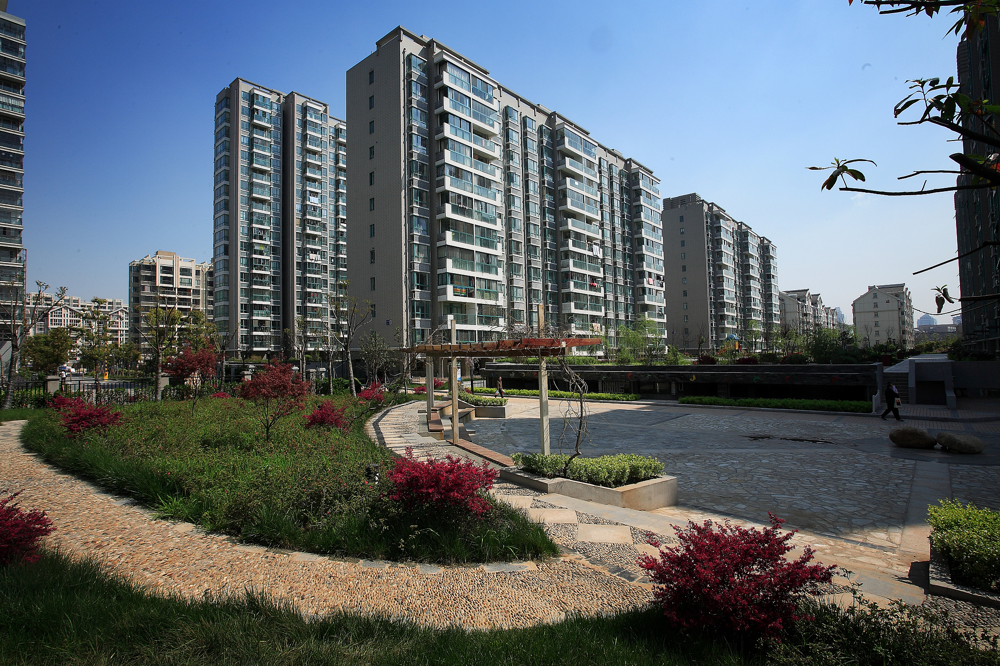 在湖南衡东县有一个楼盘占地面积三万平米开发商想要将本项目打造成衡东县最优秀的楼盘但却缺少开发资金。并且这个开发商的文化层次不高只能提出笼统的理念想要把这个项目做成最好的但是在实际操作方法上却毫无章法。现在你是一个园林专业工程师这个开发商聘请你为他的项目提供设计和施工服务请问你会如何完成这项任务？