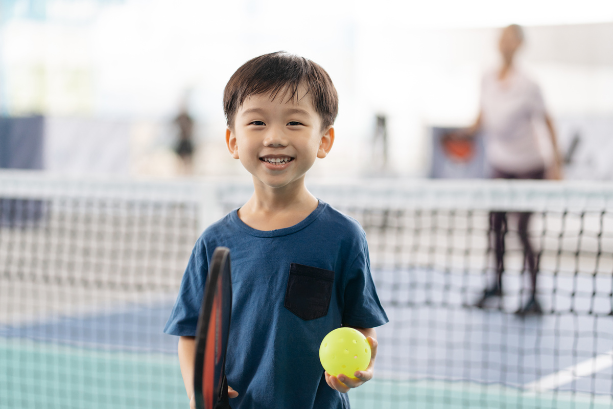请用词语描绘一个头发短短的可爱小男孩词语间用隔开并且翻译成英文