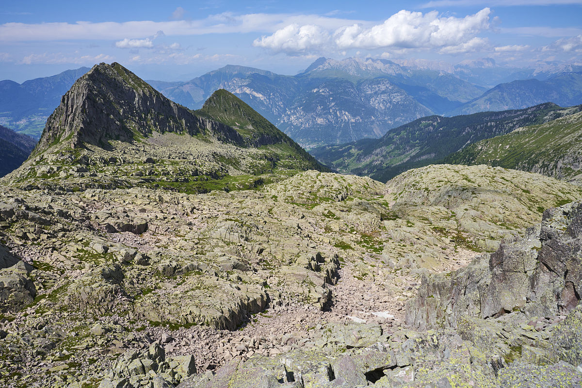 《白象似的群山》