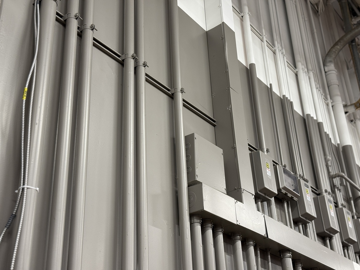 用英文写一篇不少于500词的 eps保温板建造金属建筑有什么优势 的文章