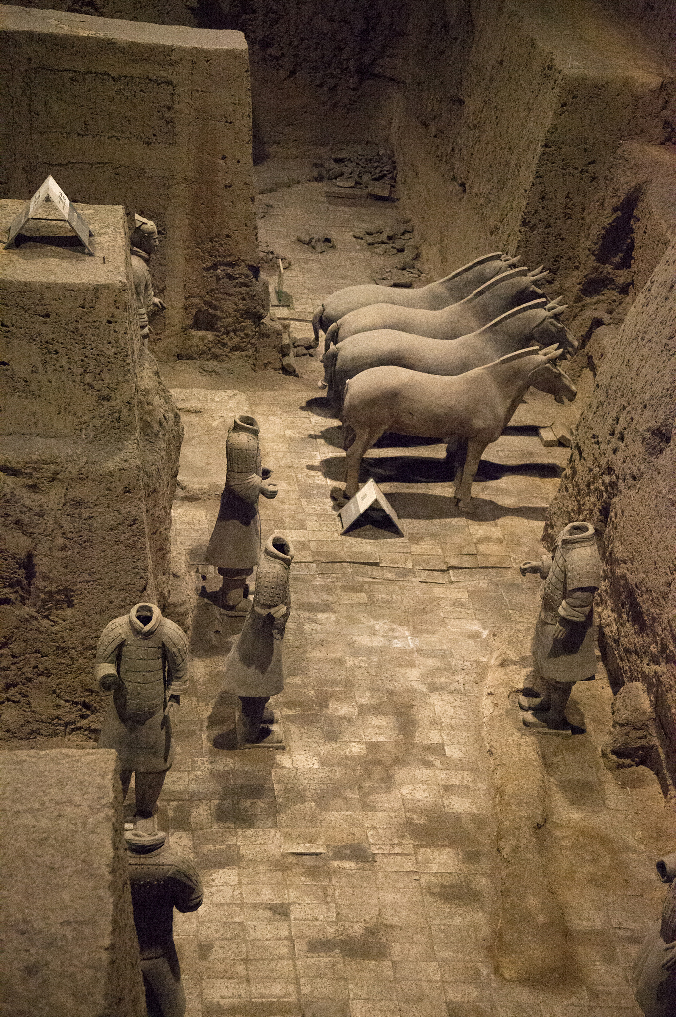 秦始皇陵 40 年未开挖的谜团：诅咒与陷阱的真相？