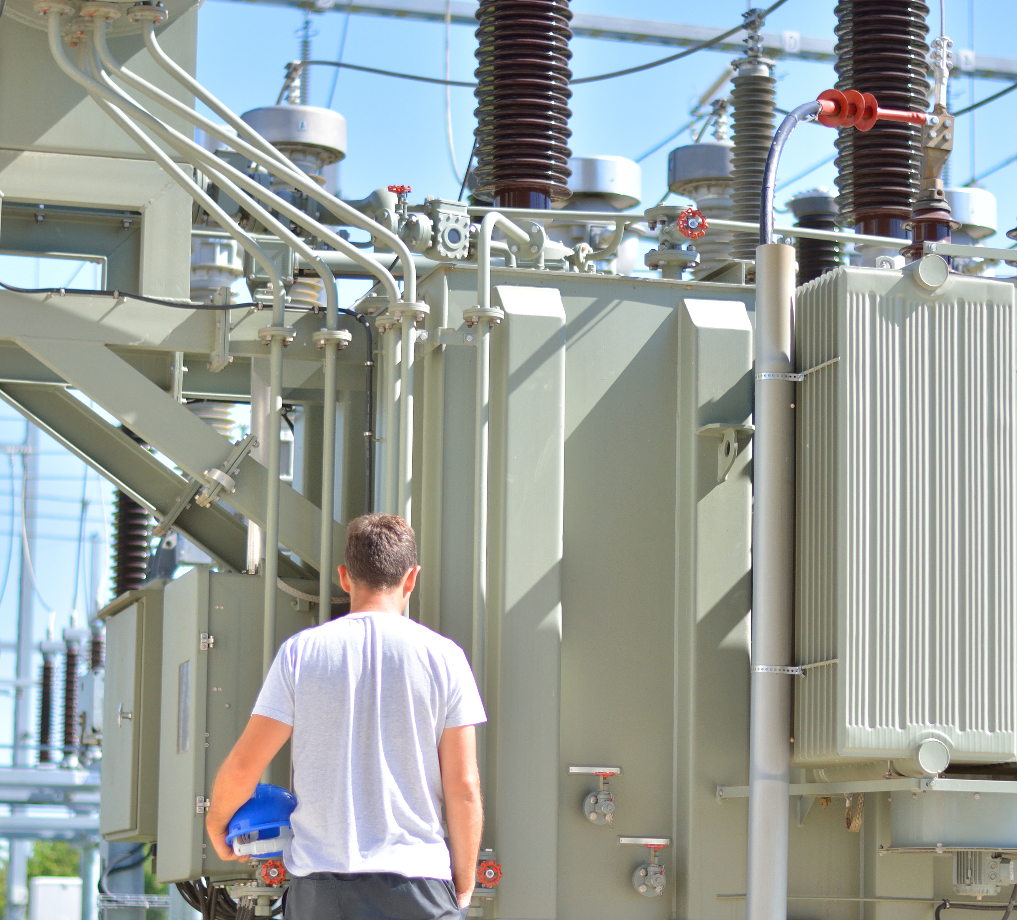 欧姆定律、电场理论、电磁感应：实际应用与趣味解读