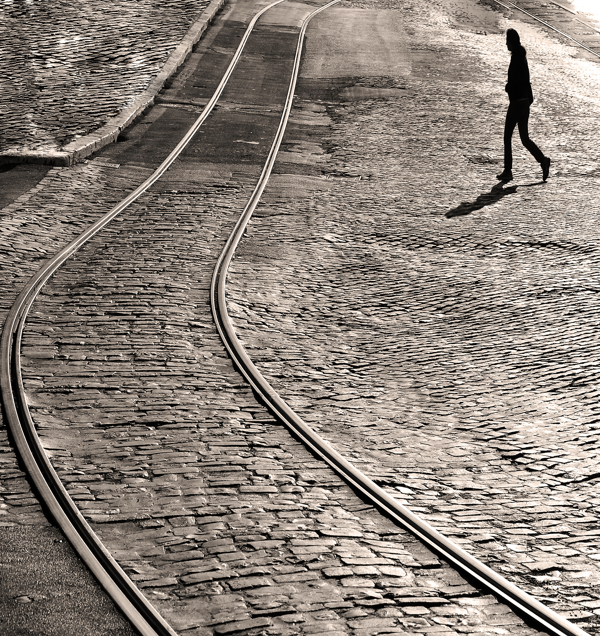 如果在一个轨道上有一辆失控的火车无法停车在轨道的末端帮着5个无辜的百姓火车马上就要压死他们。火车和5个人之间有一个道岔可以把火车切换到另一条帮着1个无辜的百姓的轨道。现在道岔的开关在你的手里你会怎么办